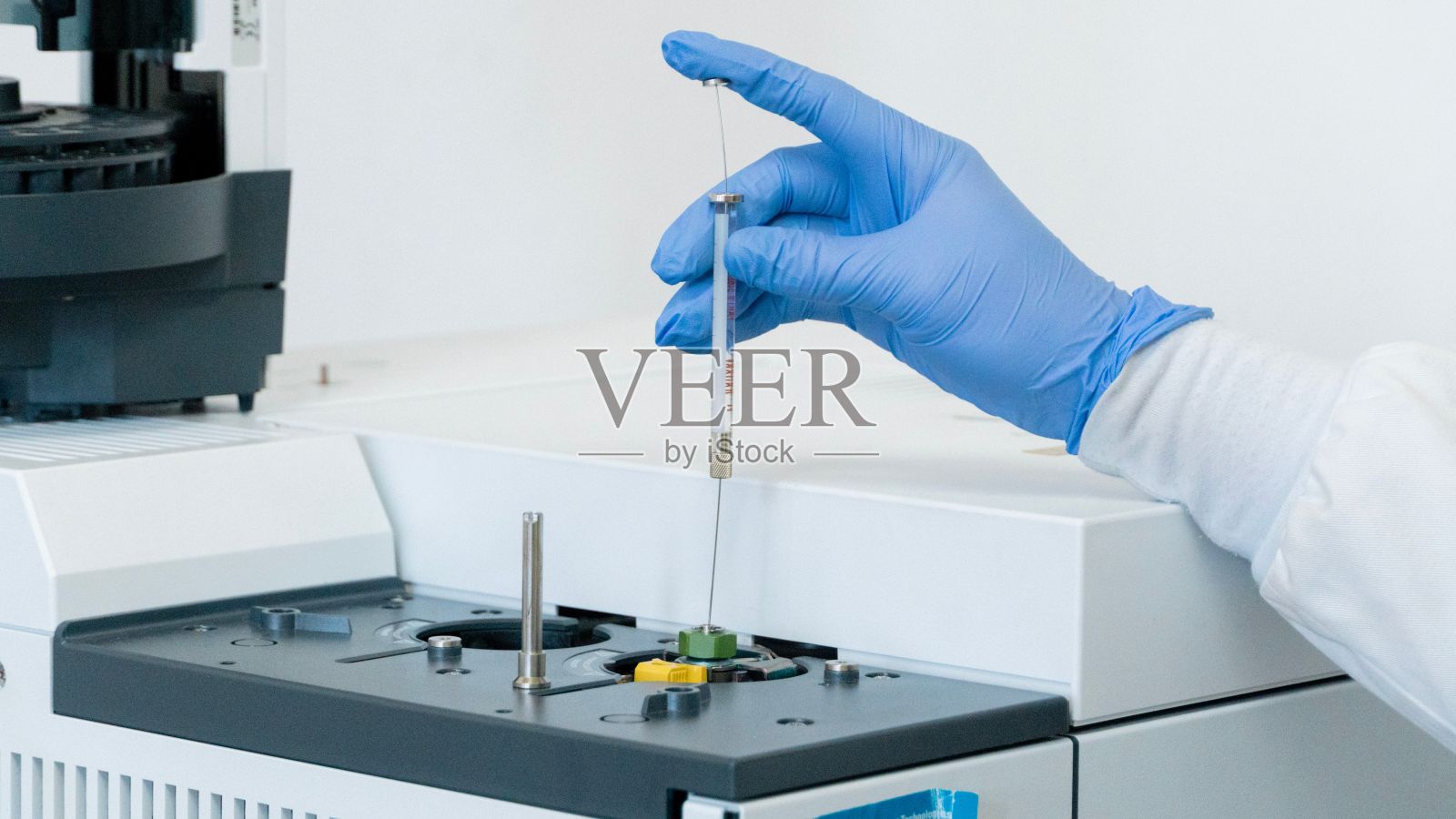 一个科学家将样品放入实验室研究设备的特写镜头照片摄影图片