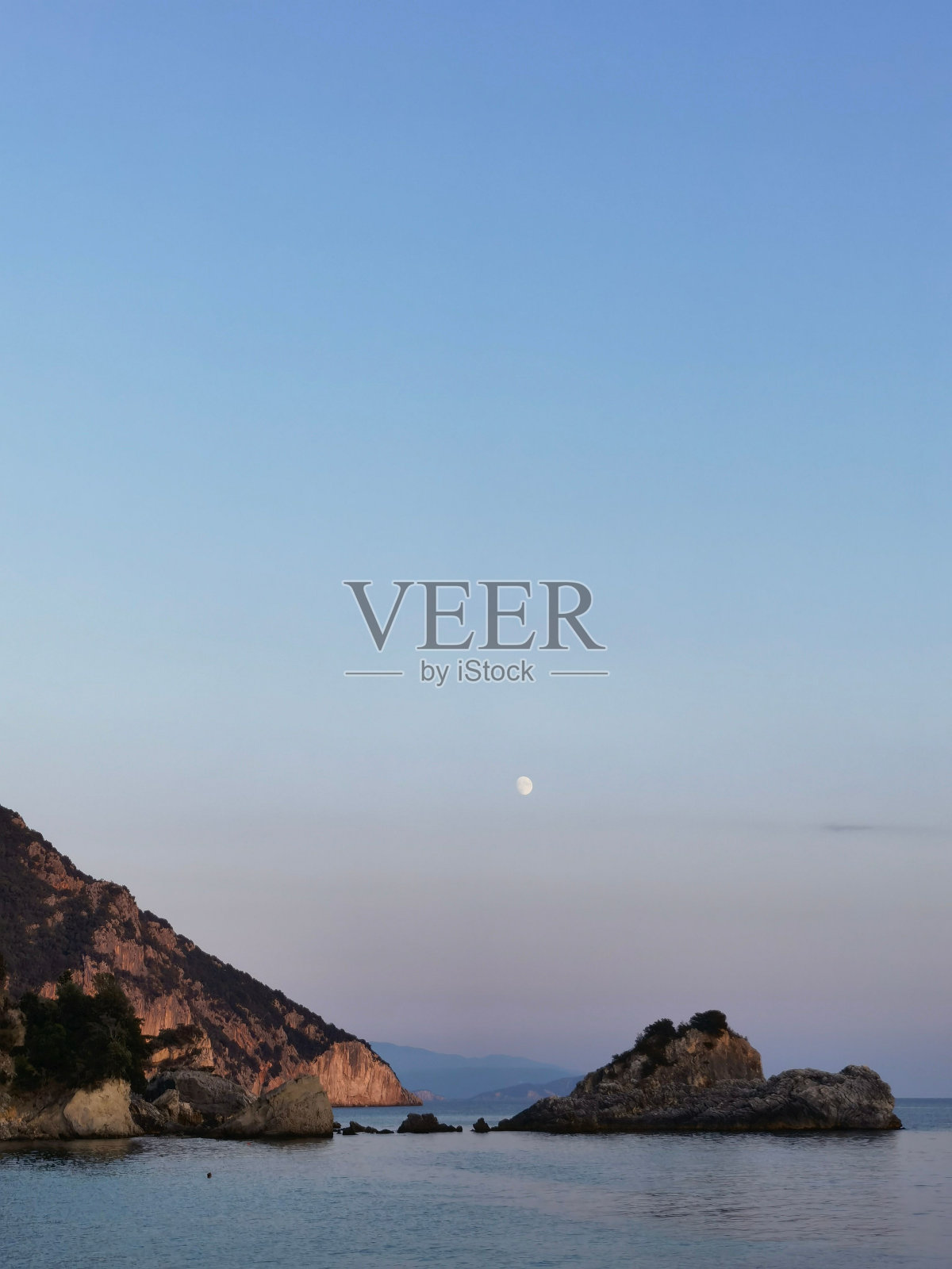 迷人的垂直视角的平静的海景在日落照片摄影图片