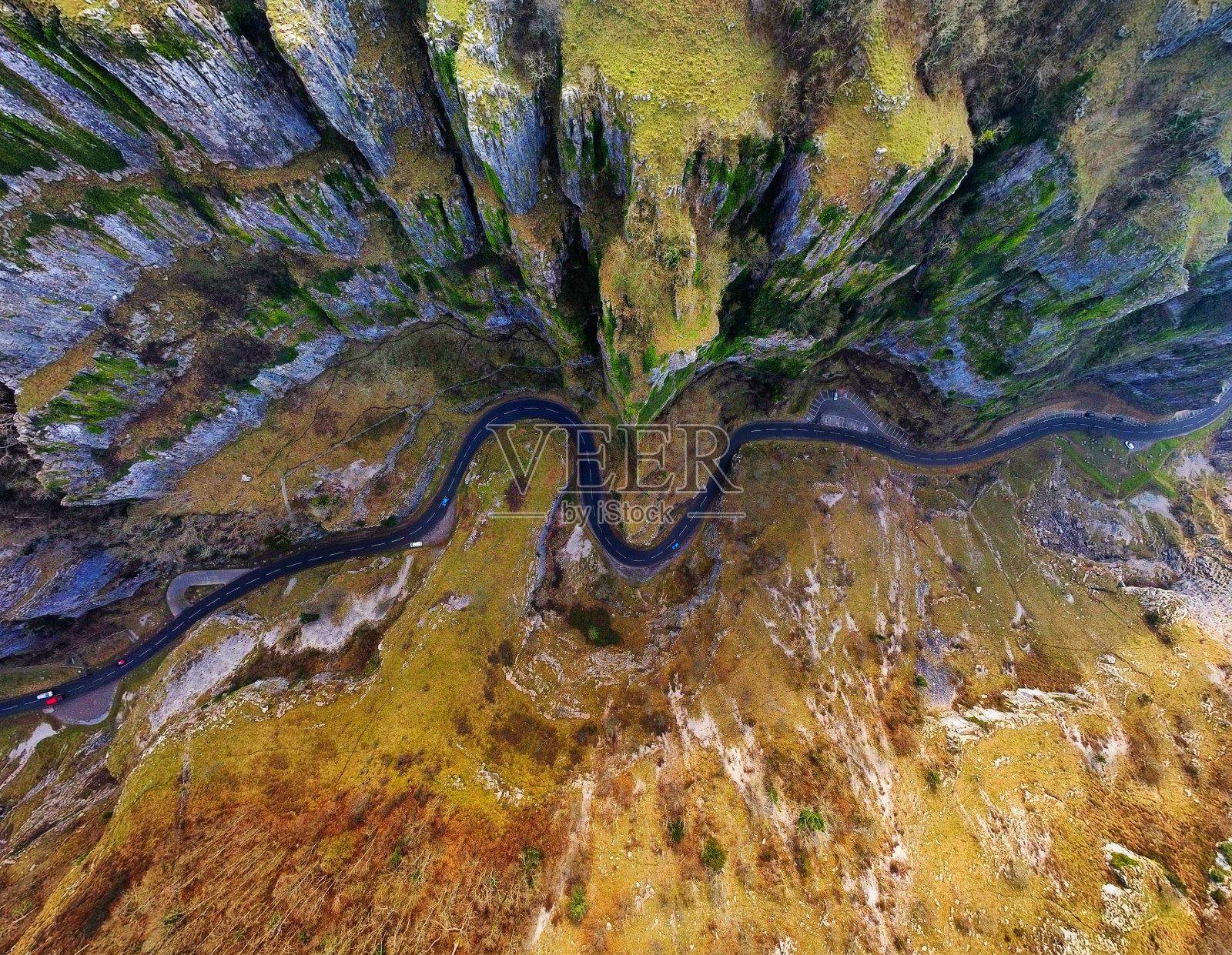 门迪普山切达峡谷蜿蜒道路的鸟瞰图照片摄影图片