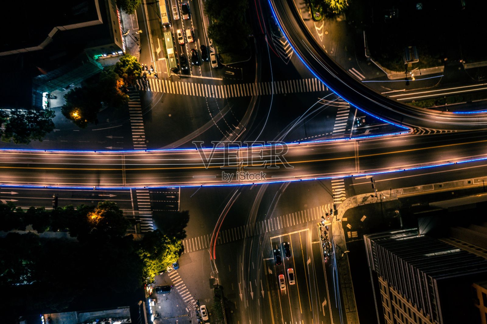 杭州的空中城市景观，中国街道上美丽的光迹照片摄影图片
