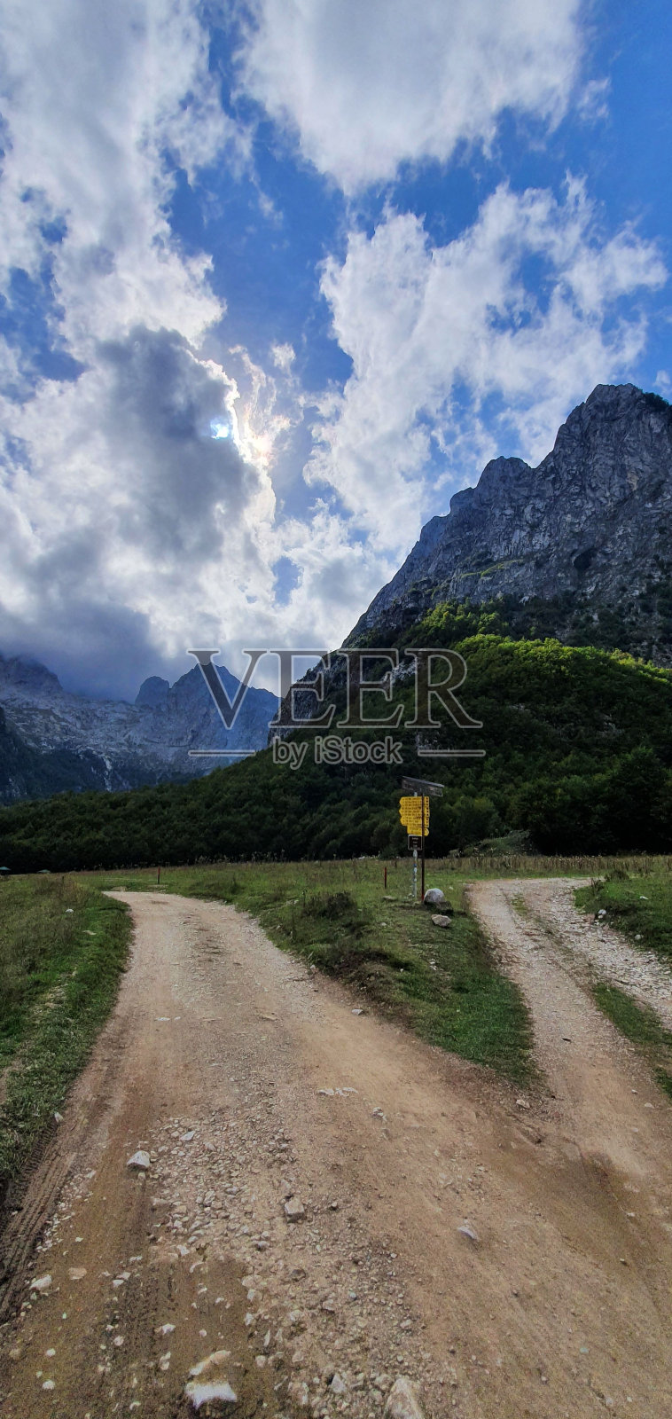 垂直拍摄大片白云下的山景照片摄影图片
