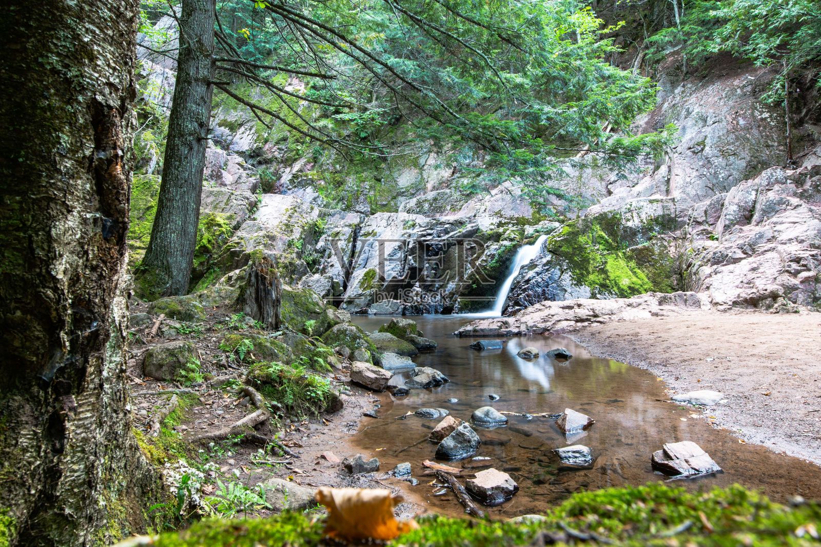 摩根瀑布位于威斯康星州，水流清澈照片摄影图片