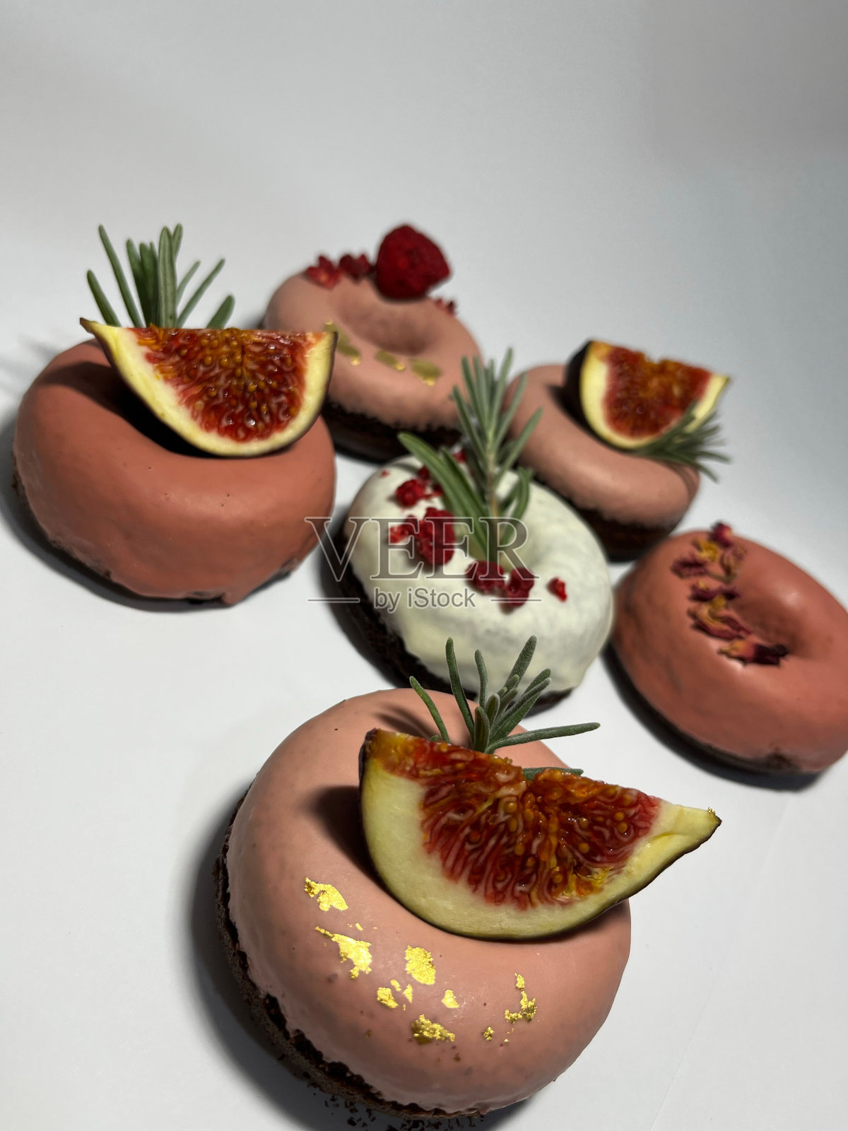 白色背景上的小甜点的垂直照片照片摄影图片