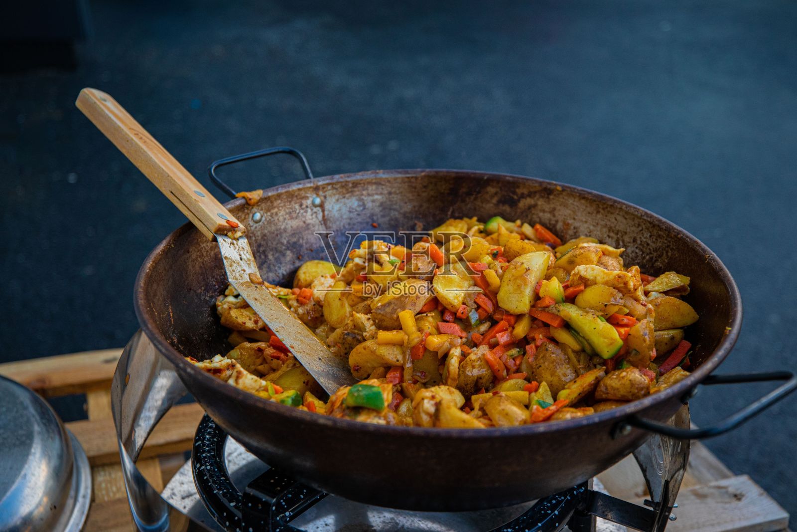 特写的Gemuse pfanne盘子在平底锅与抹刀照片摄影图片