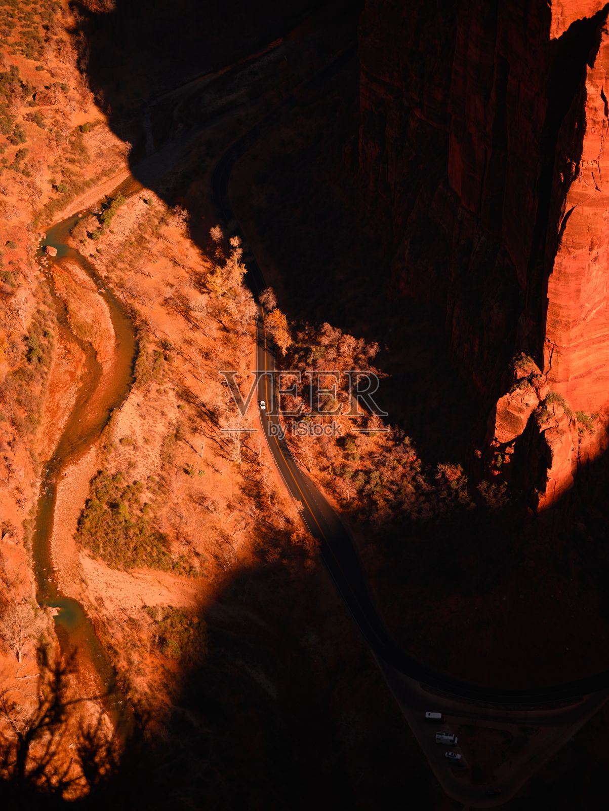 被悬崖包围的道路的垂直镜头。锡安国家公园。美国犹他州。照片摄影图片