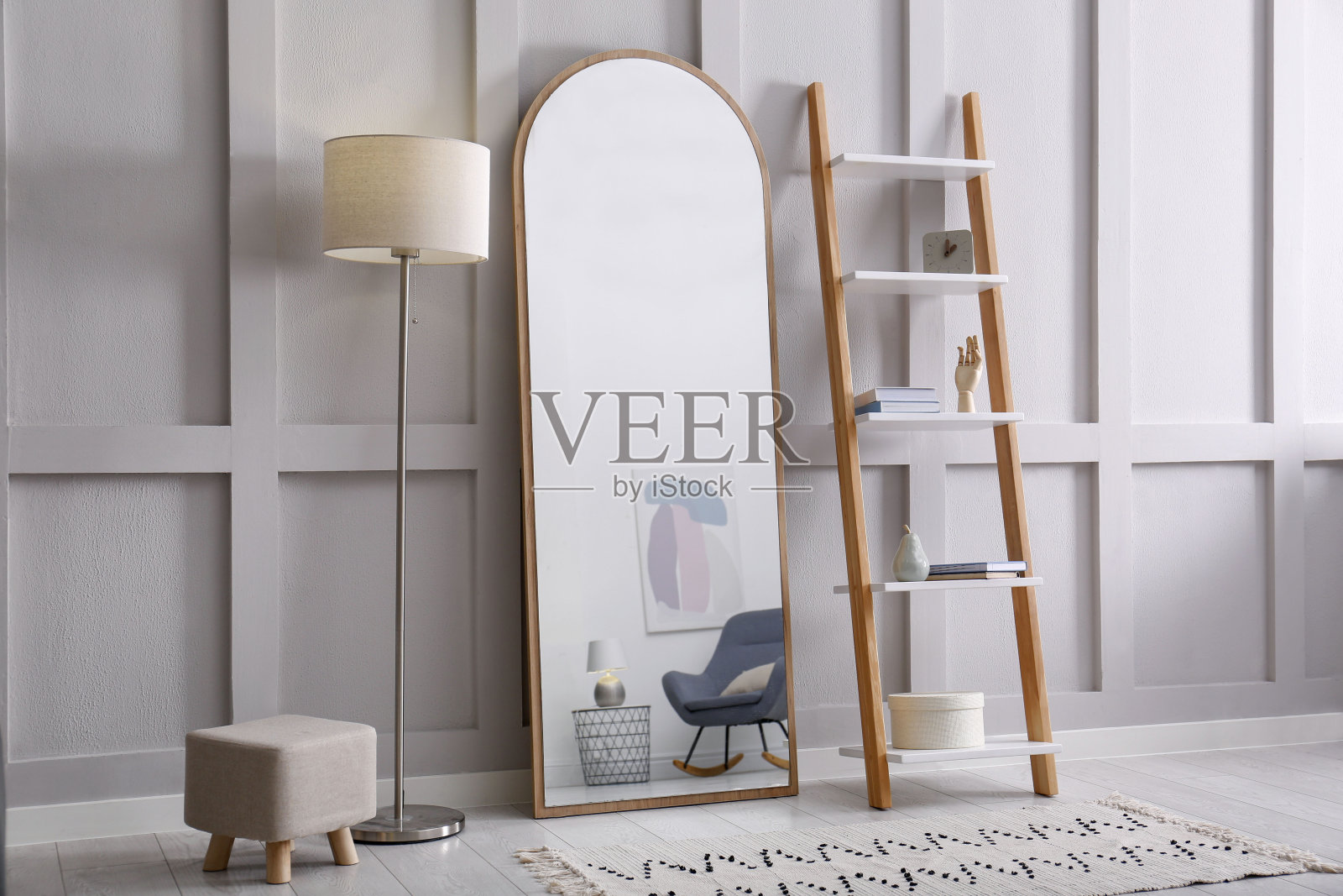 采光室靠近白墙的大镜子照片摄影图片