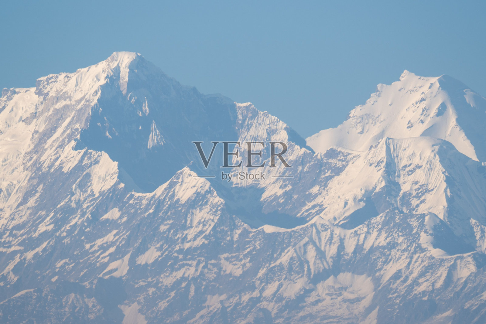 在一个阳光明媚的日子里，被雪覆盖的山脉的特写镜头照片摄影图片