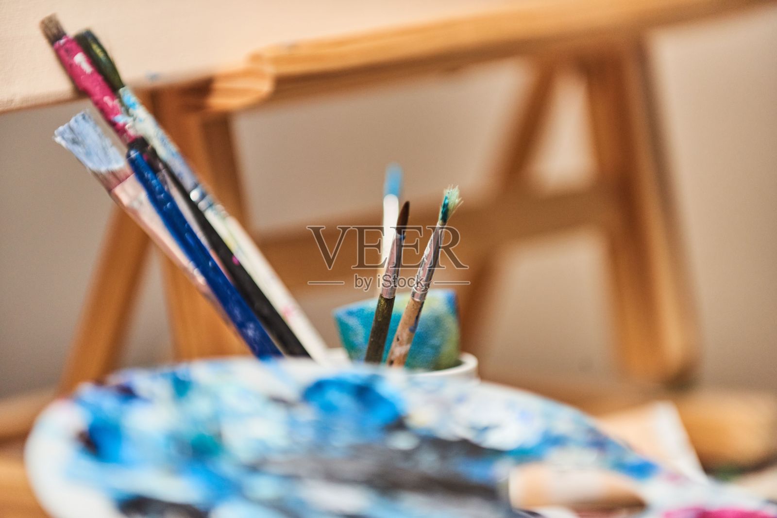 桌子上的画笔特写照片摄影图片