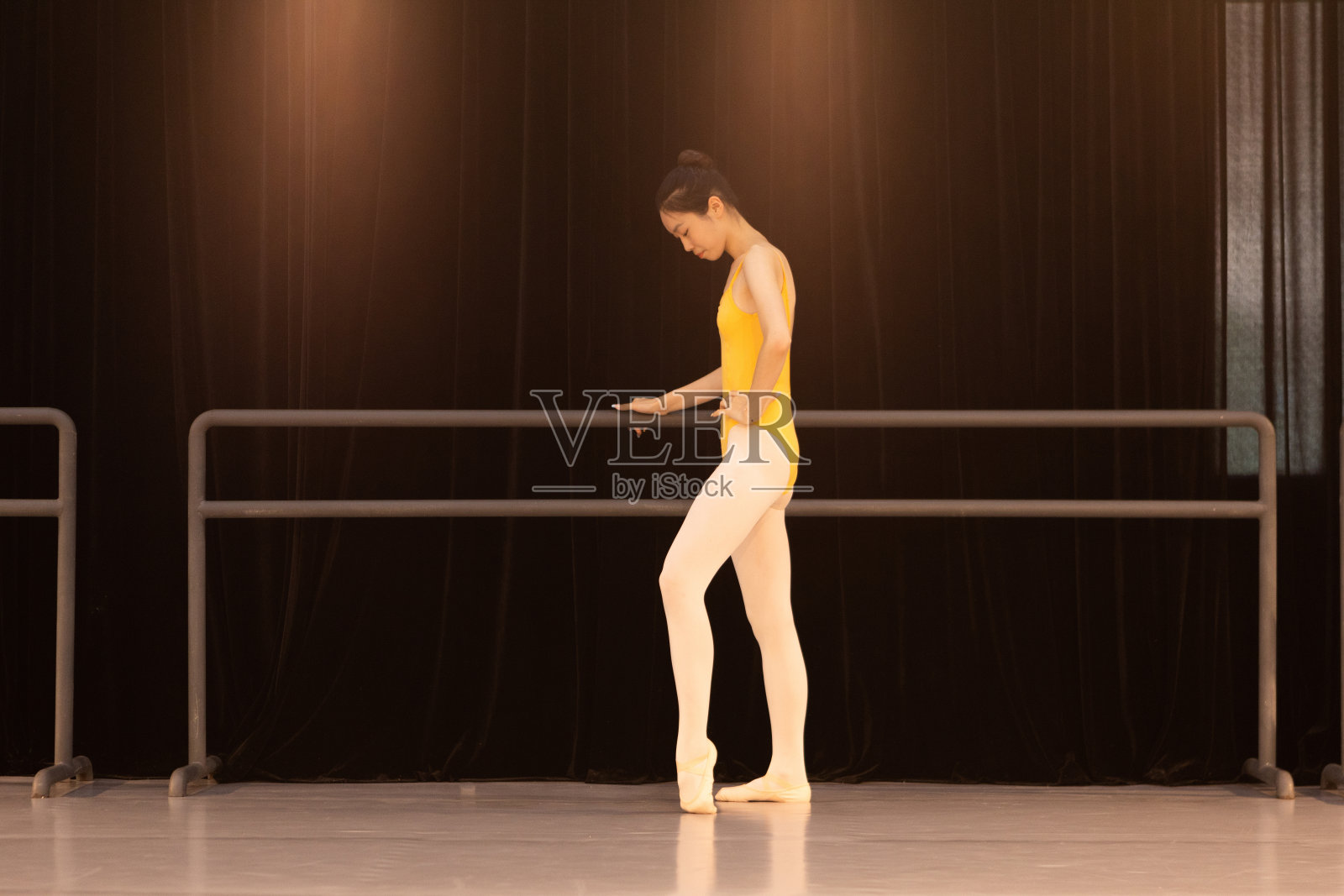 一位美丽的女士正在舞蹈室里训练照片摄影图片