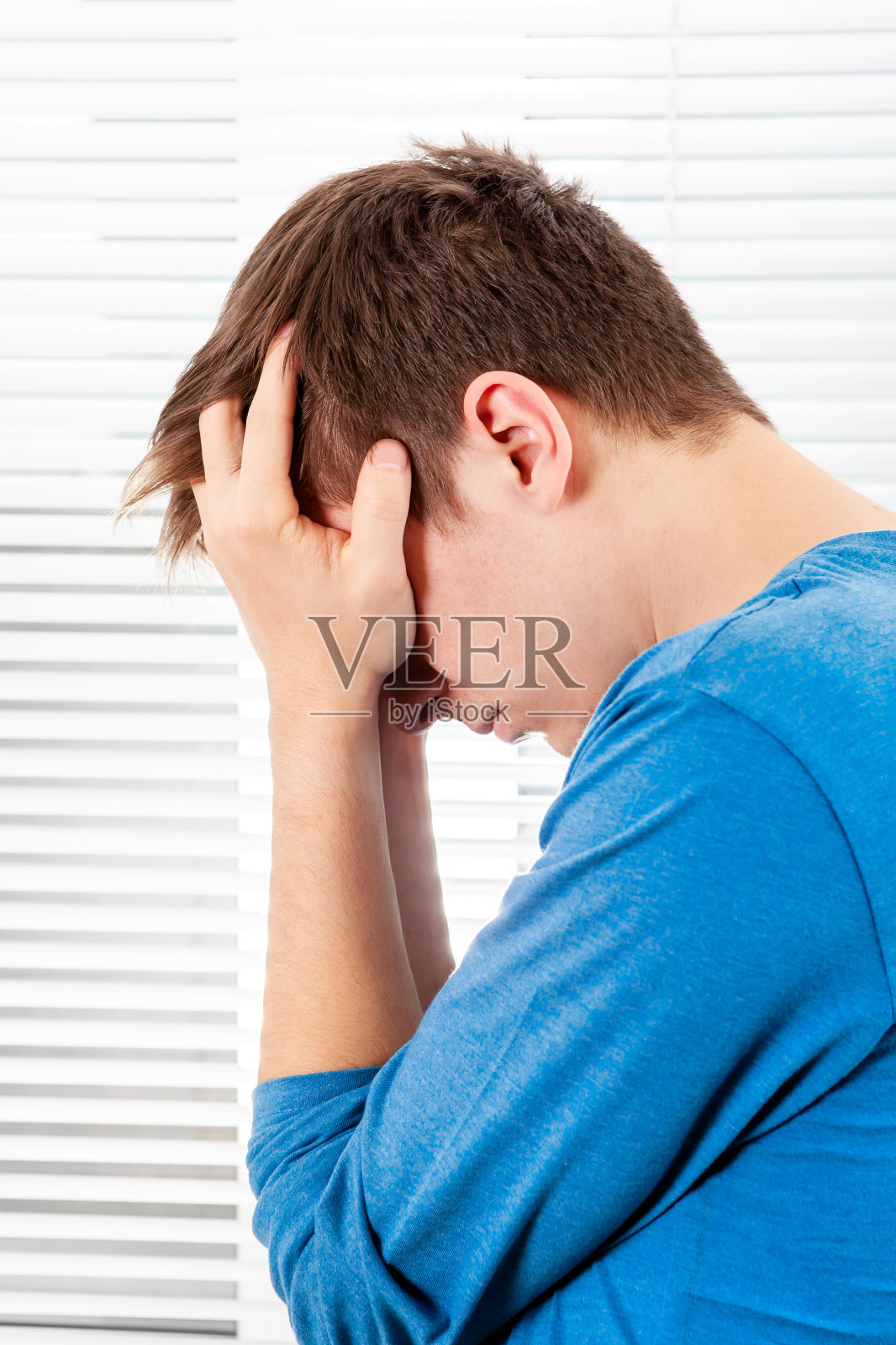 悲伤的年轻人照片摄影图片