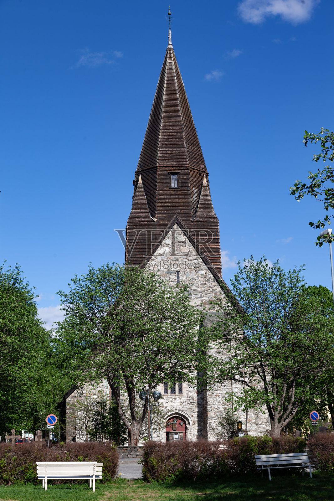 挪威韦斯特兰市历史悠久的沃斯教堂在阳光明媚的日子里垂直拍摄照片摄影图片