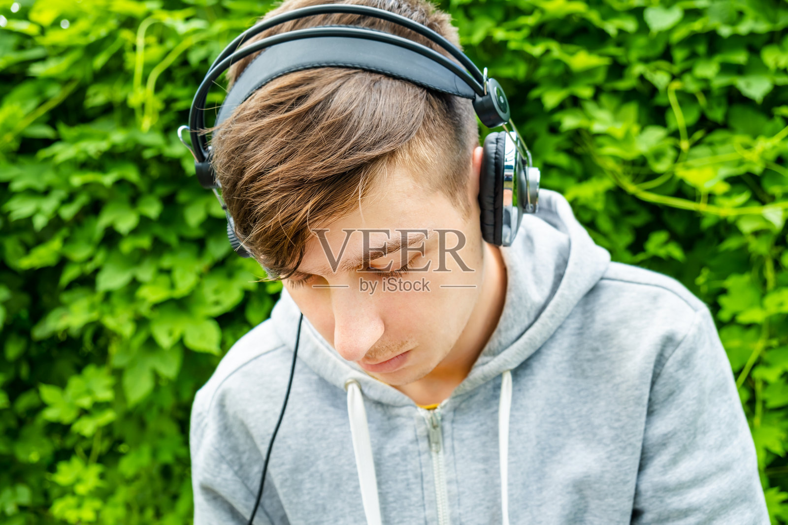 悲伤的年轻人照片摄影图片