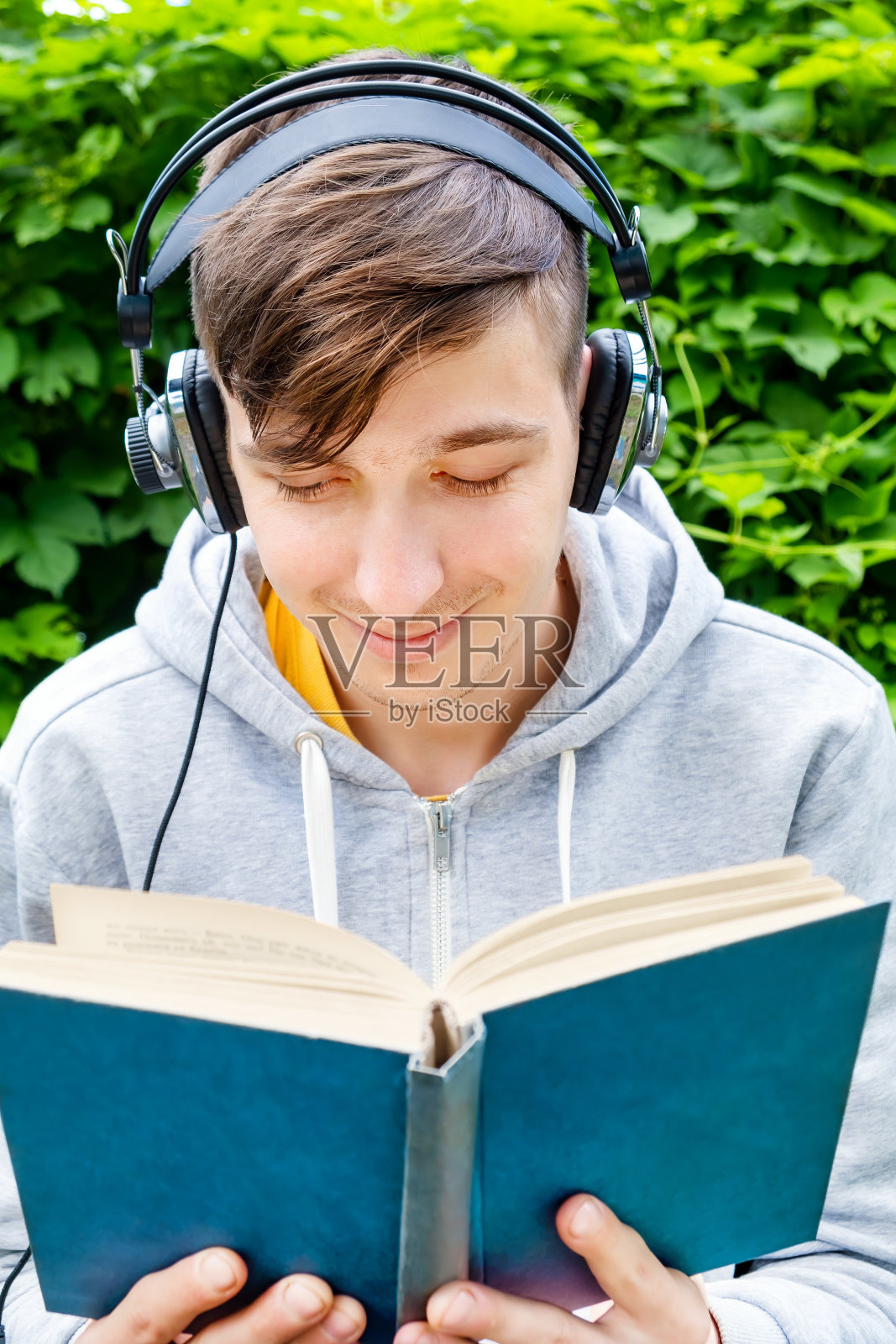 年轻人读了一本书照片摄影图片