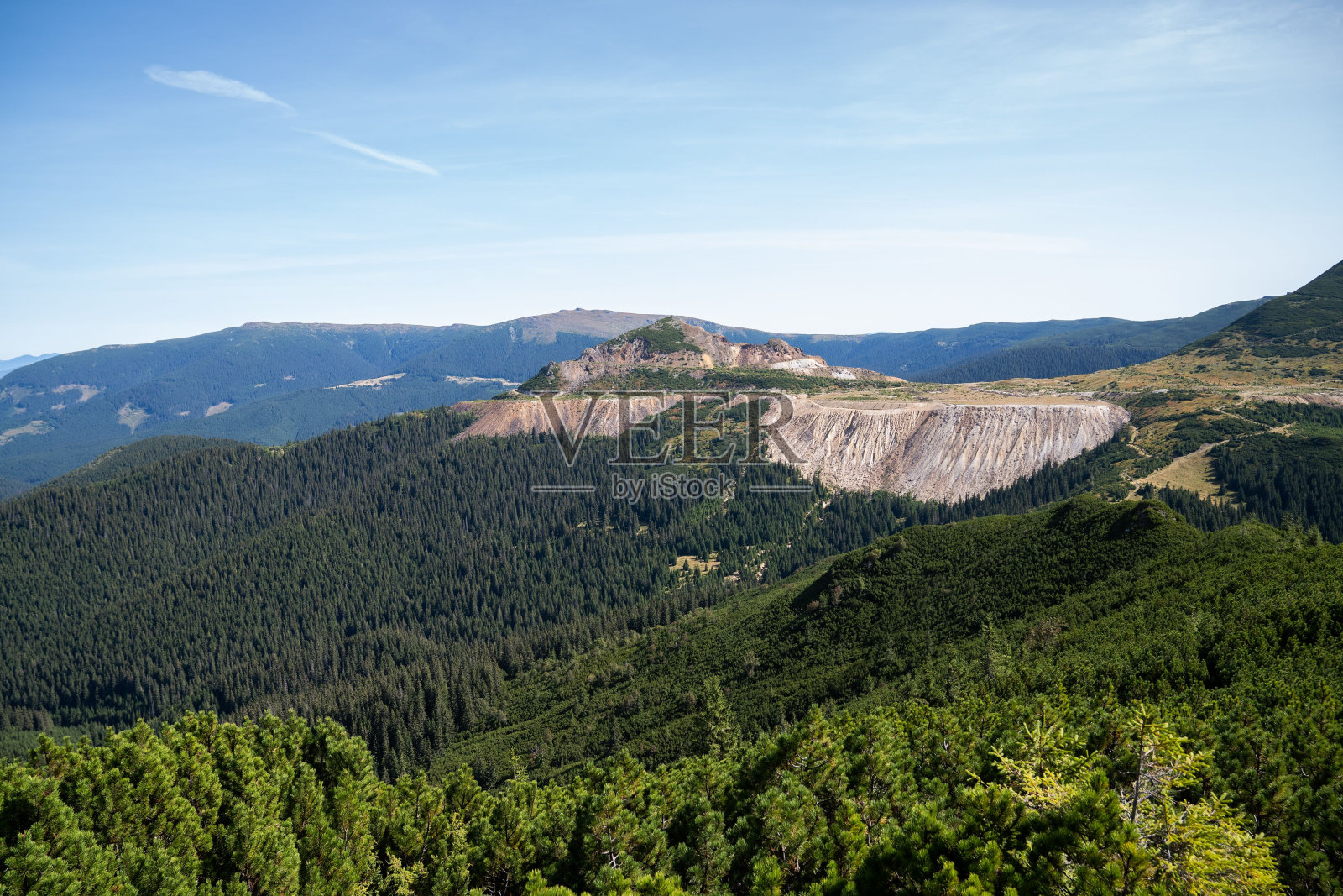 在阳光明媚的蓝天下，被茂密的松林覆盖的层次感山脉令人惊叹照片摄影图片