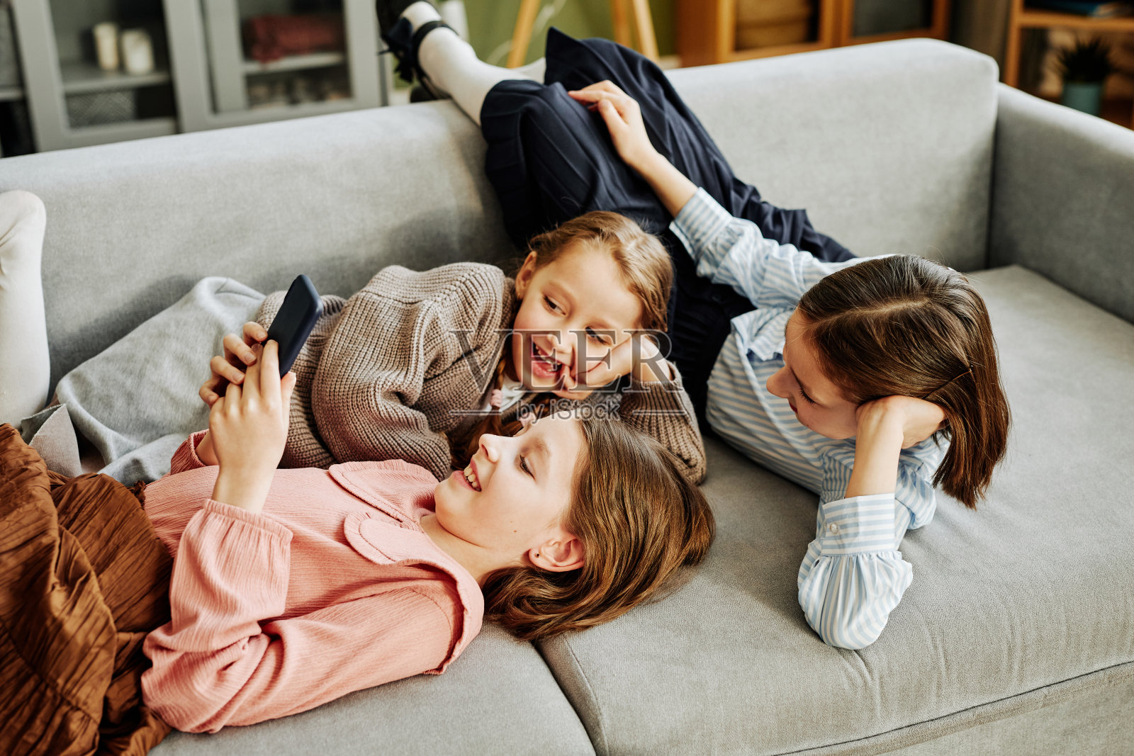 三姐妹玩智能手机照片摄影图片