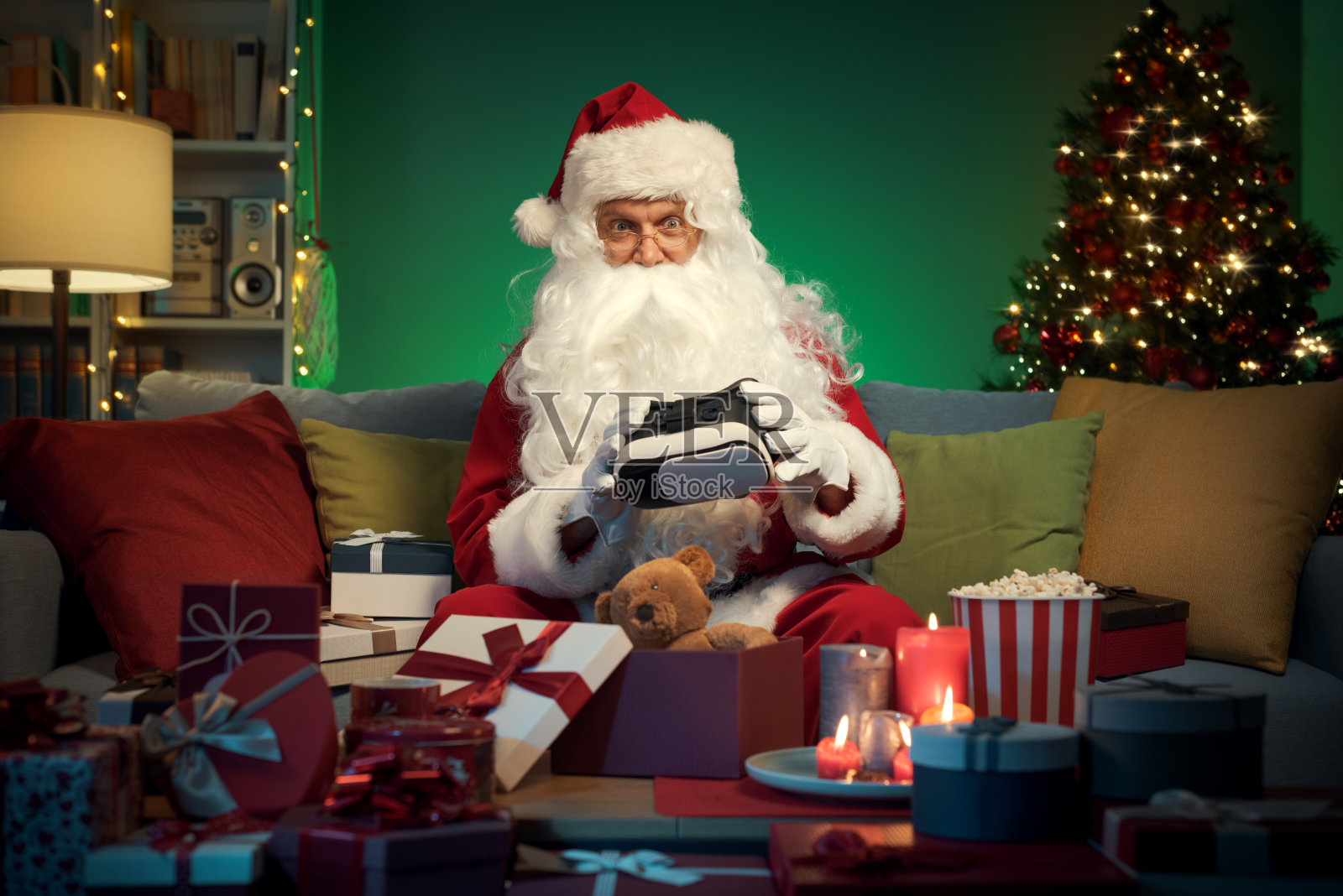 圣诞老人准备圣诞礼物照片摄影图片