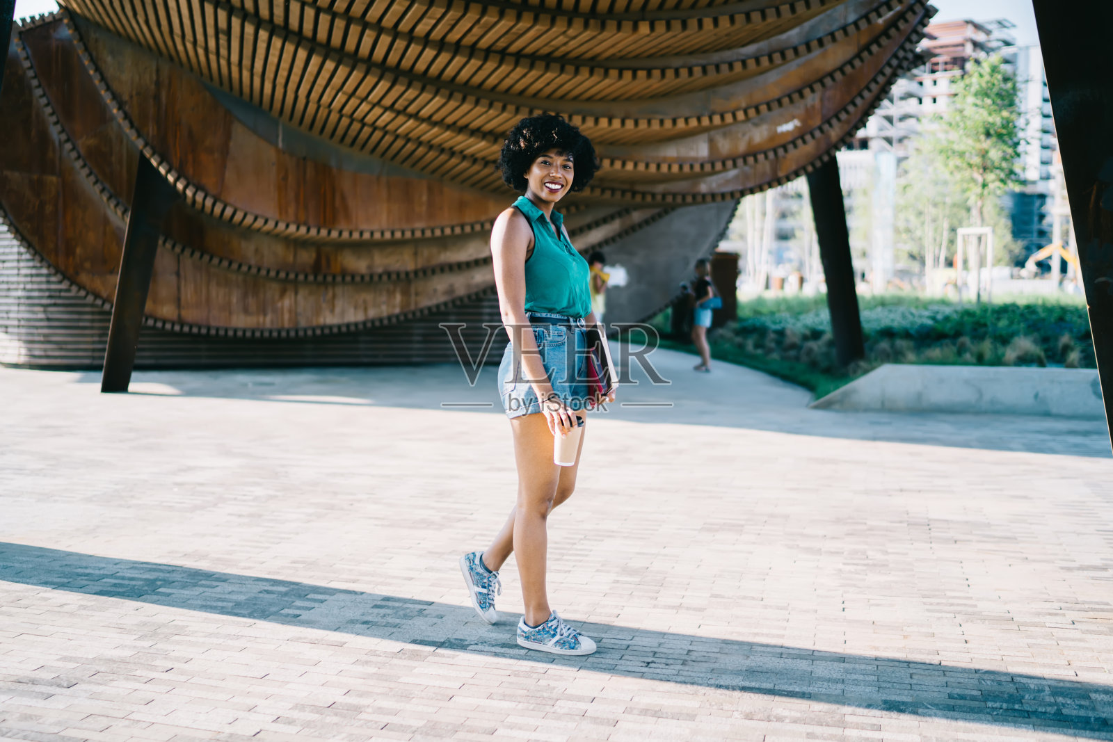 笑着走在街上的女人照片摄影图片