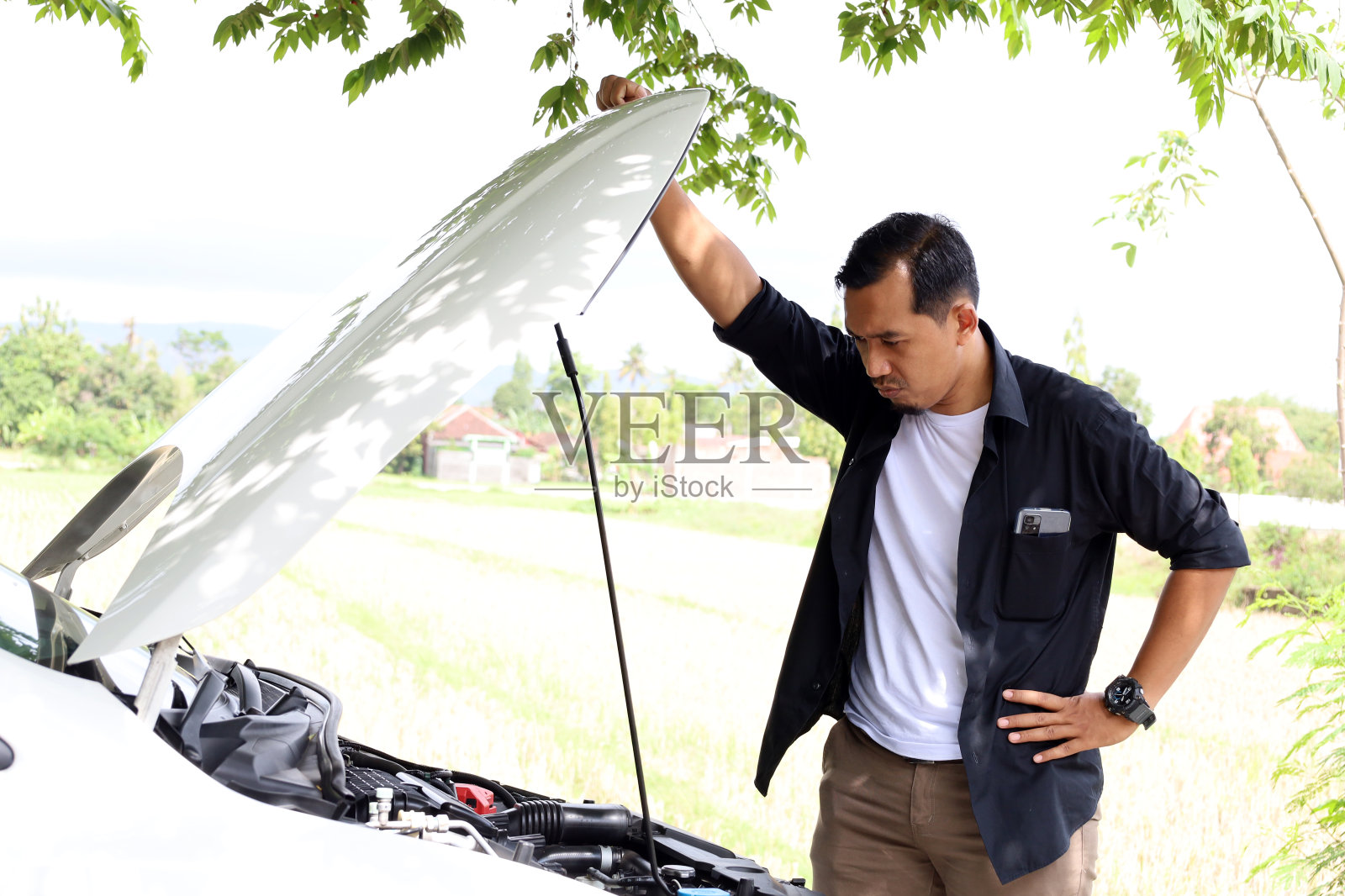 沮丧的亚洲司机和坏掉的车照片摄影图片