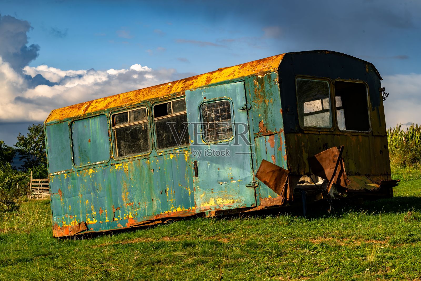 乡下田野里的一辆废弃的旧马车照片摄影图片