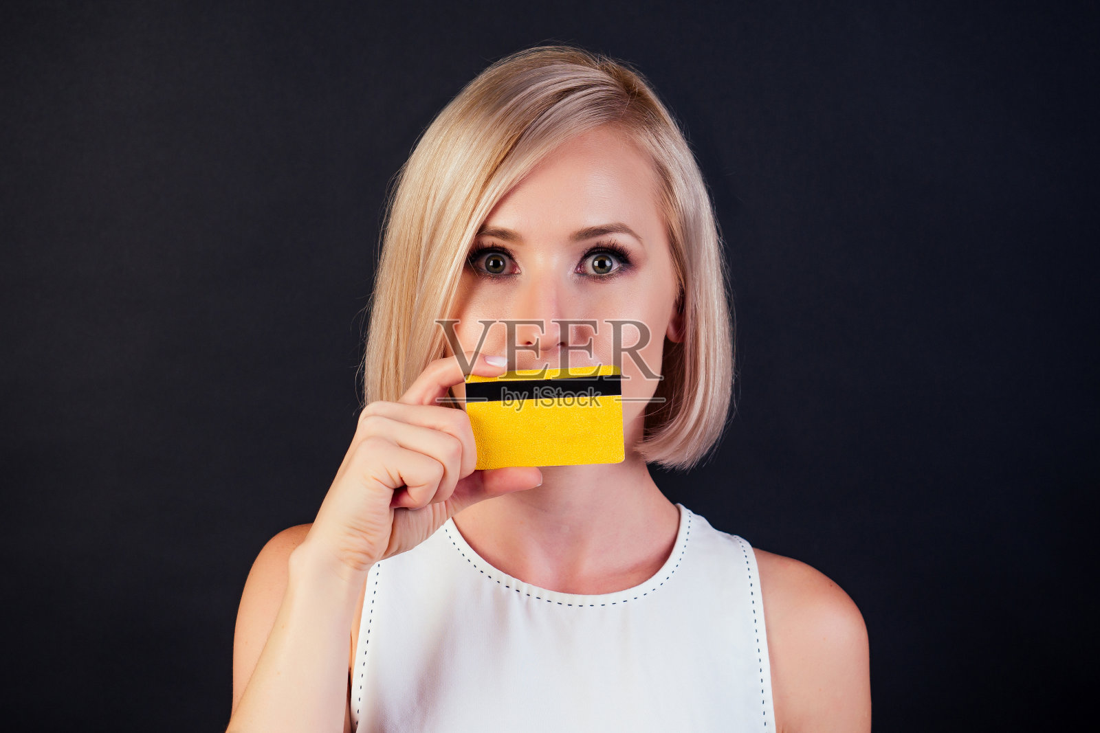 拿着信用卡的女人照片摄影图片