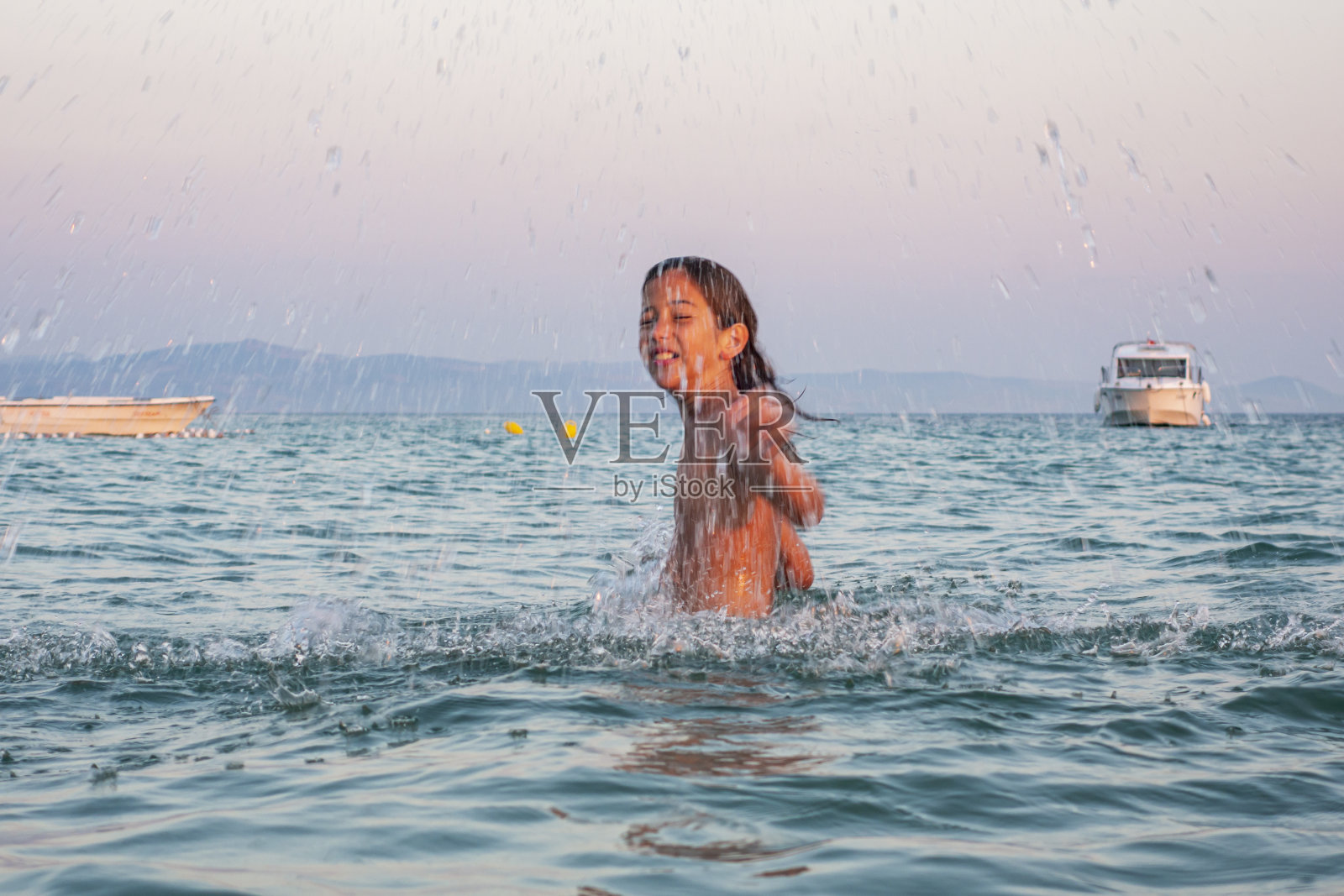 男孩在海上玩得很开心照片摄影图片