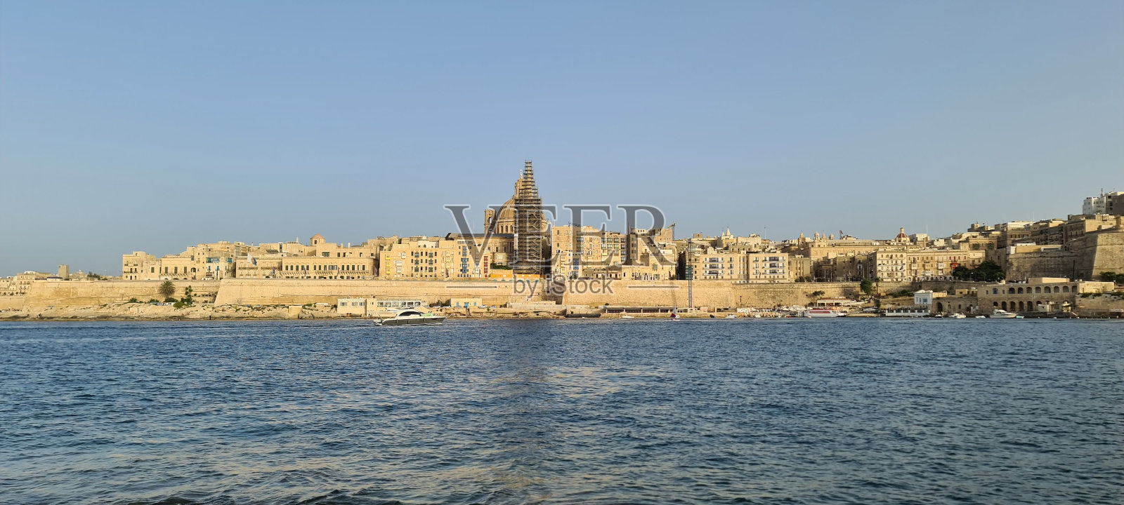 以马耳他瓦莱塔为背景的地中海全景照片摄影图片
