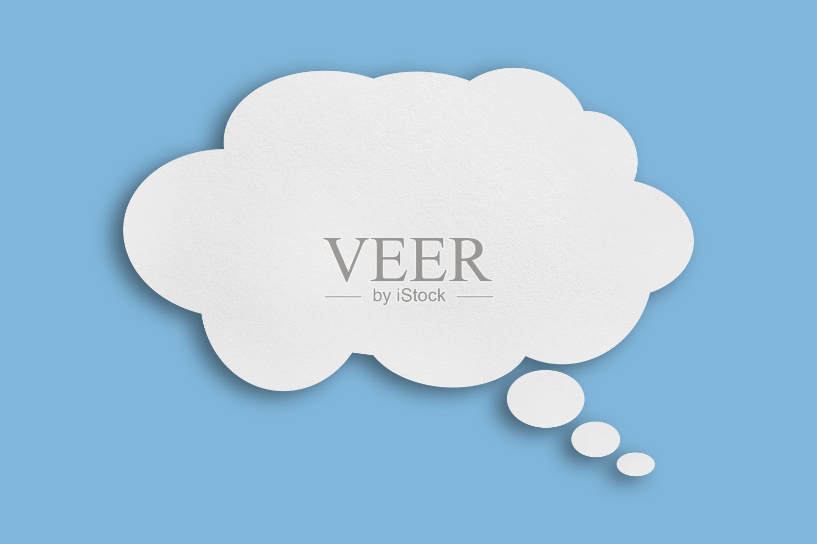 在蓝色背景的衬托下，白色的云纸语音泡泡形状照片摄影图片