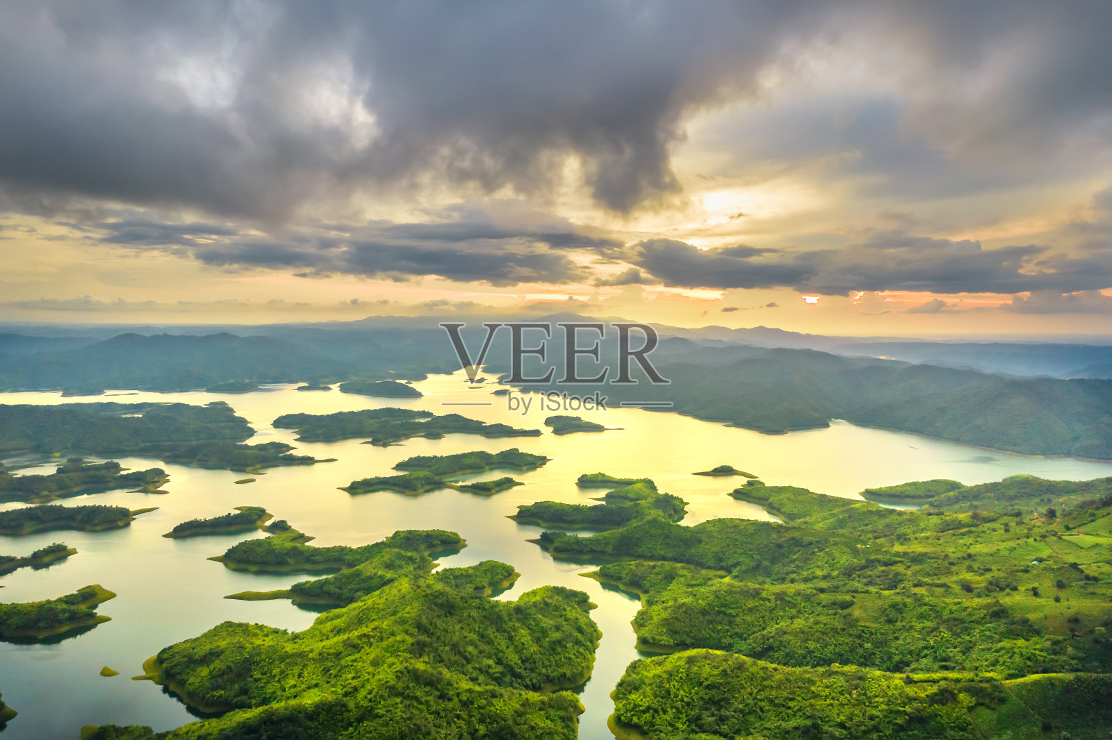 从上面看到的塔粪水电站湖的日落。照片摄影图片