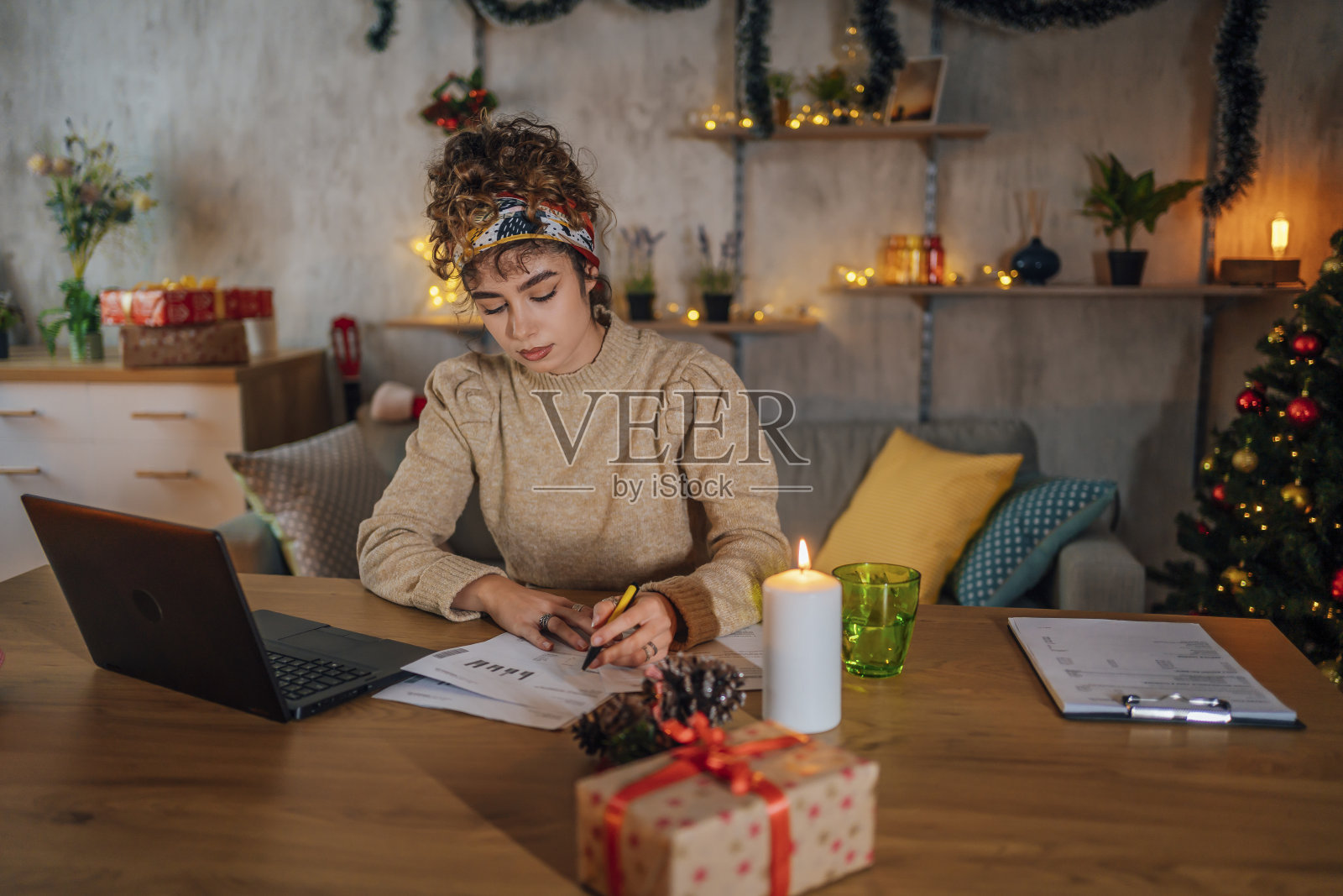 女人在家做财务照片摄影图片