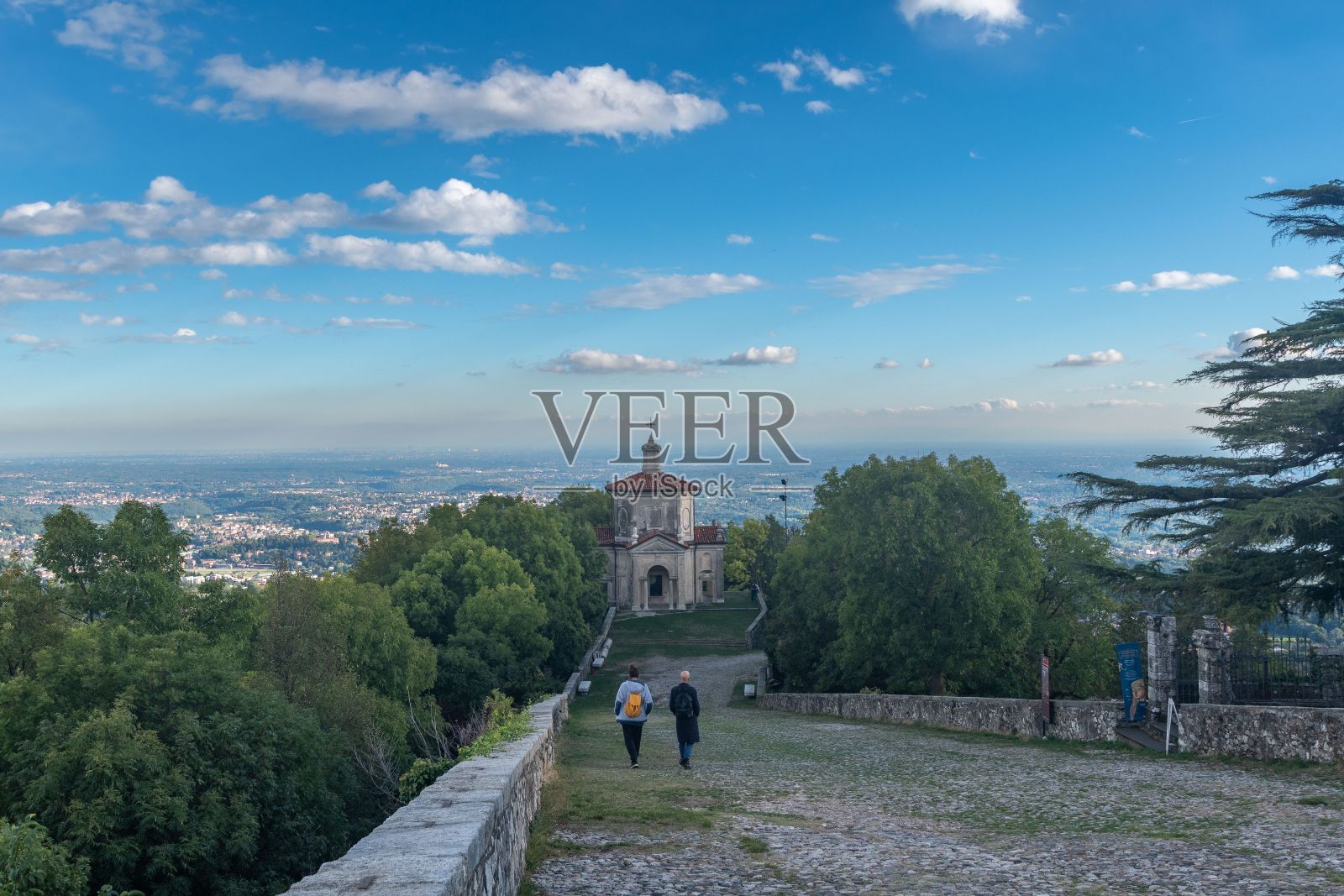 在意大利伦巴第瓦雷兹的圣蒙特，从云层和绿色的上方看照片摄影图片