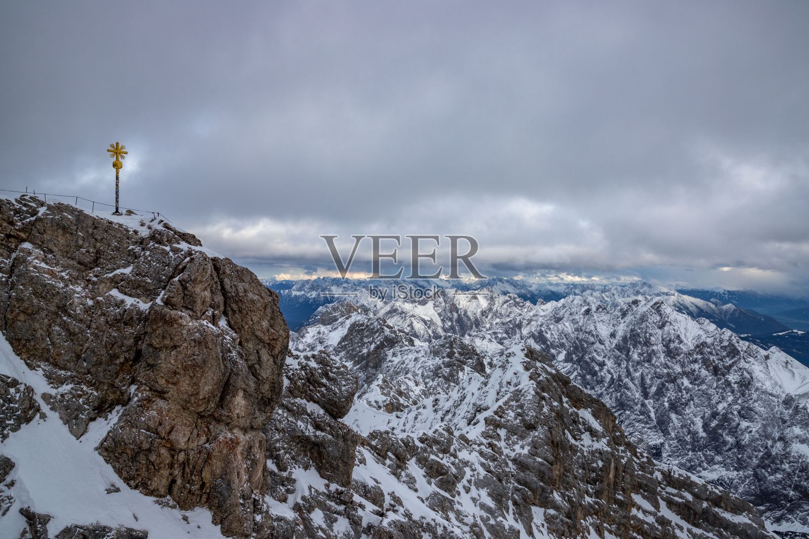越过白雪皑皑的祖格斯皮策山的峰顶照片摄影图片
