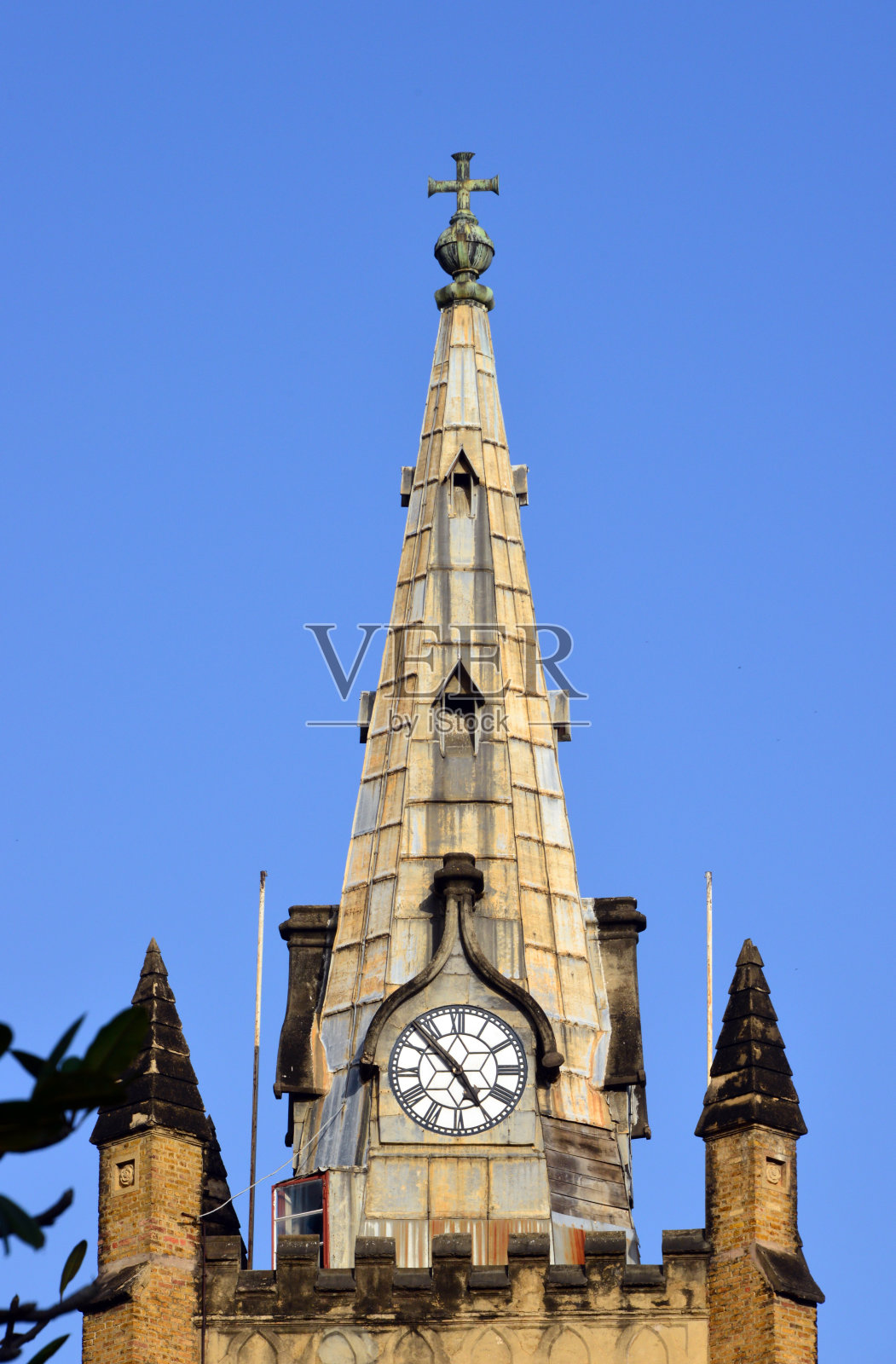 圣三一大教堂-塔尖上有时钟，十字形和圆球，西班牙港，特立尼达和多巴哥照片摄影图片