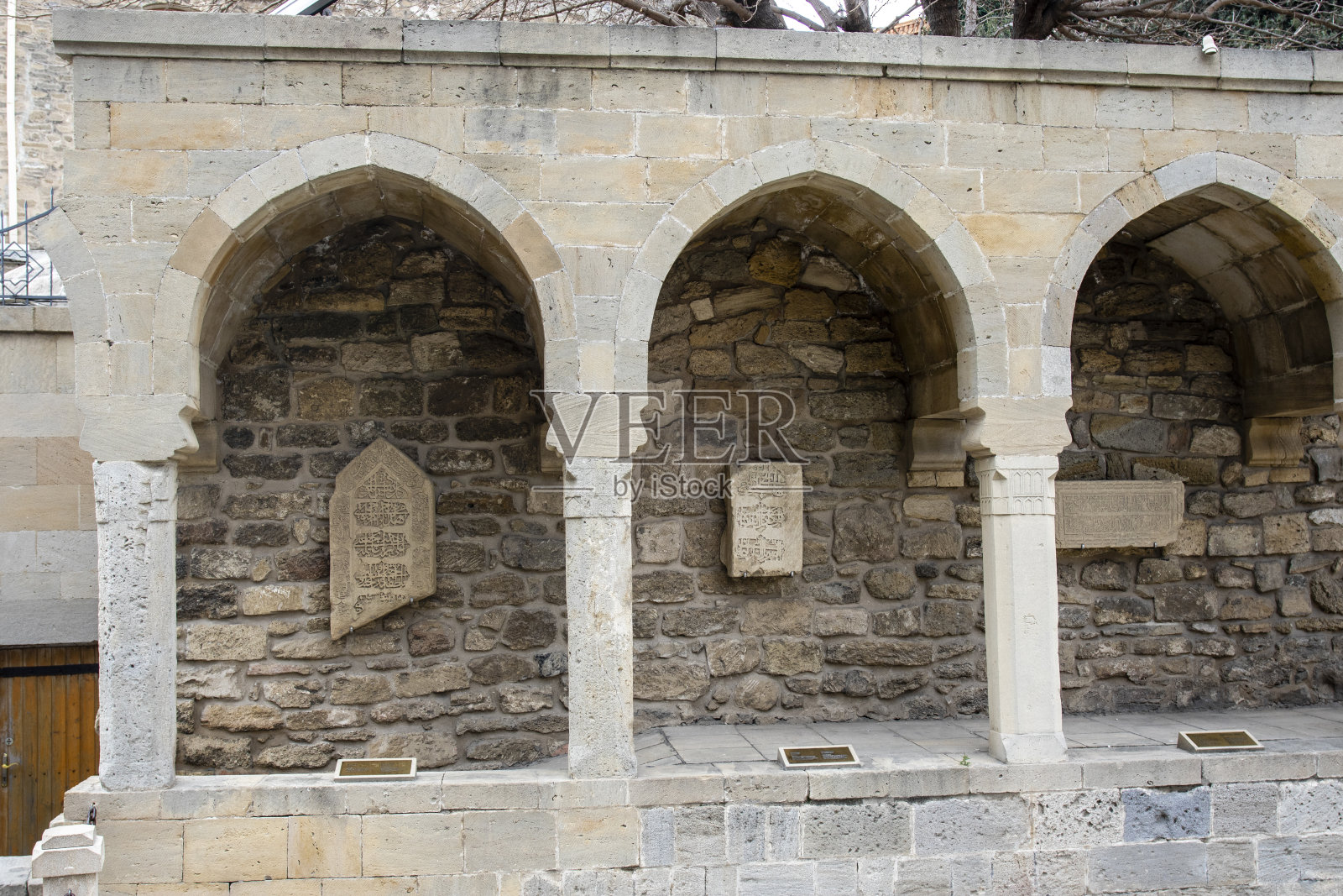 位于阿塞拜疆巴库老城的17世纪市场广场照片摄影图片