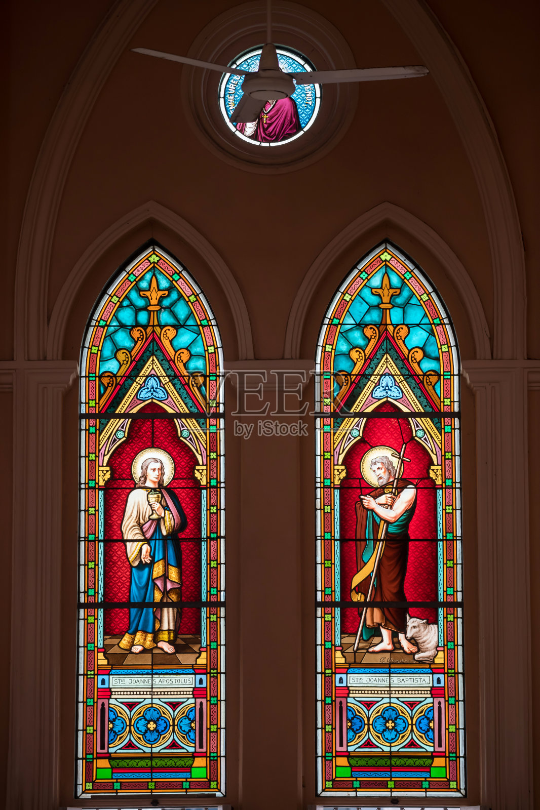 古代圣人画在大教堂的玻璃窗上照片摄影图片