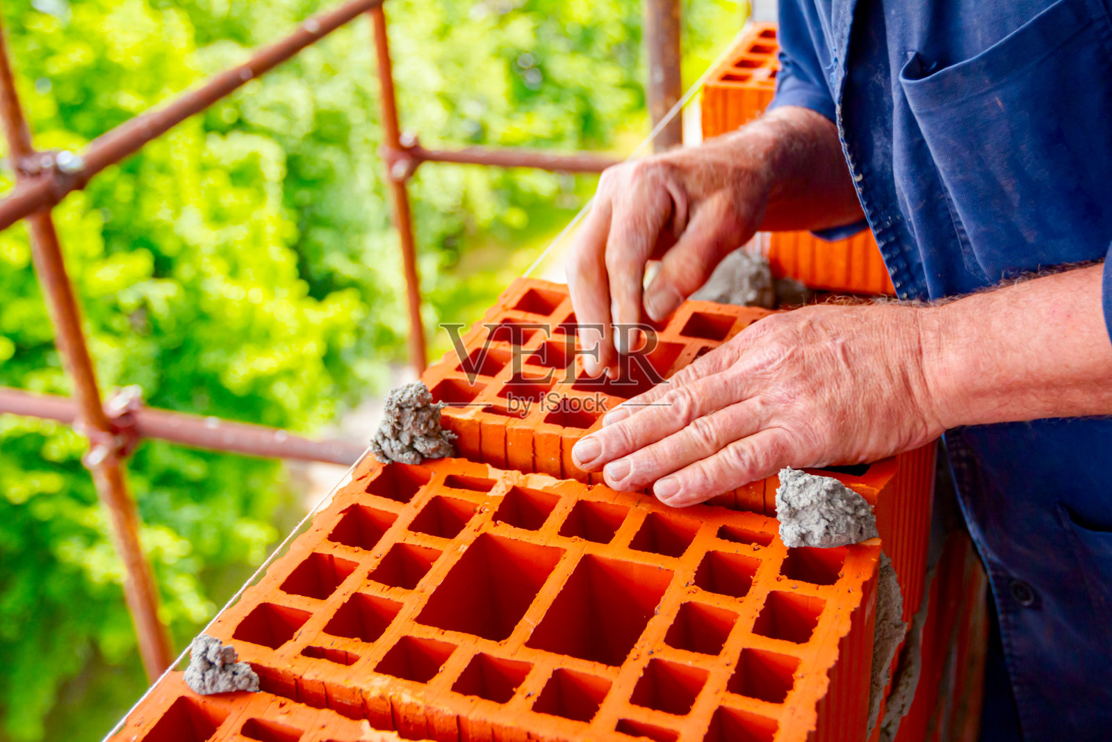 工人正在用红砖和灰泥筑墙照片摄影图片