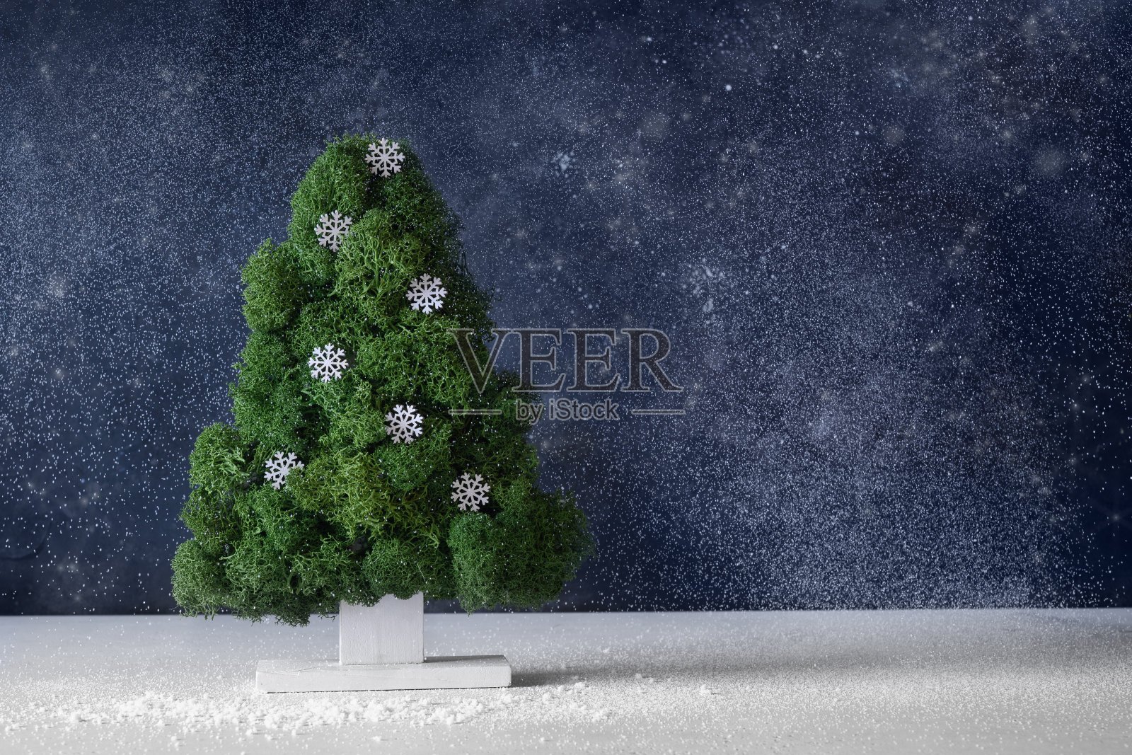 创意替代圣诞树装饰的绿色苔藓。DIY。照片摄影图片