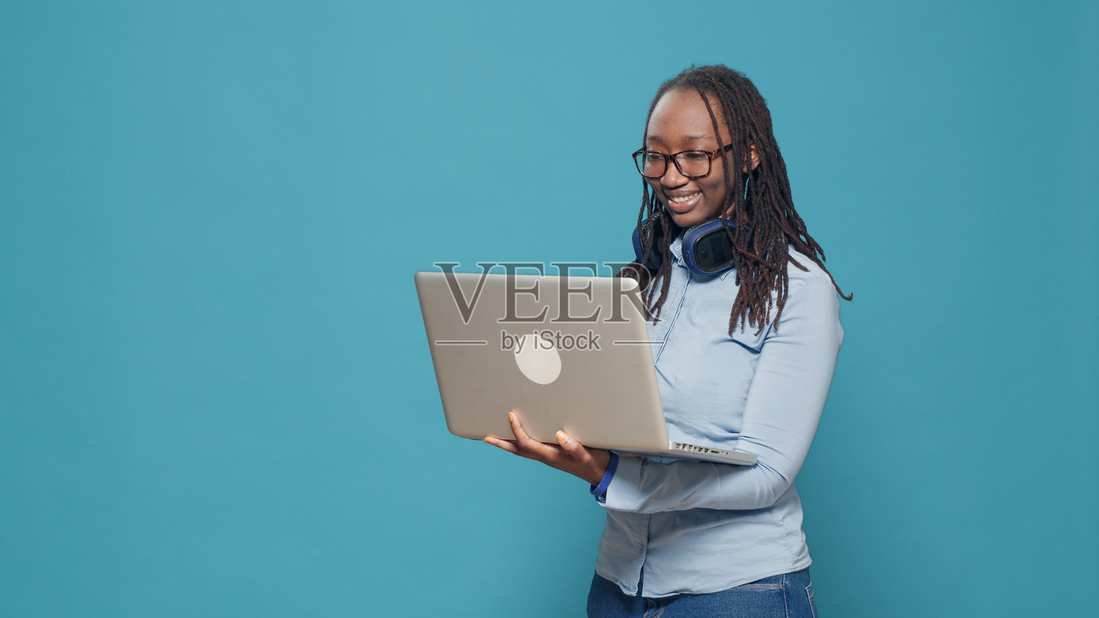 非裔美国人用笔记本电脑上网照片摄影图片