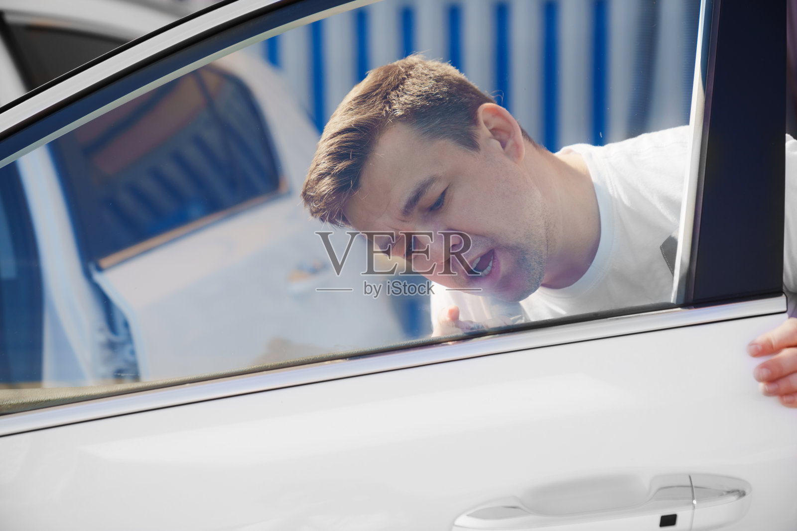 自助洗车。一个男人在清洗车窗照片摄影图片