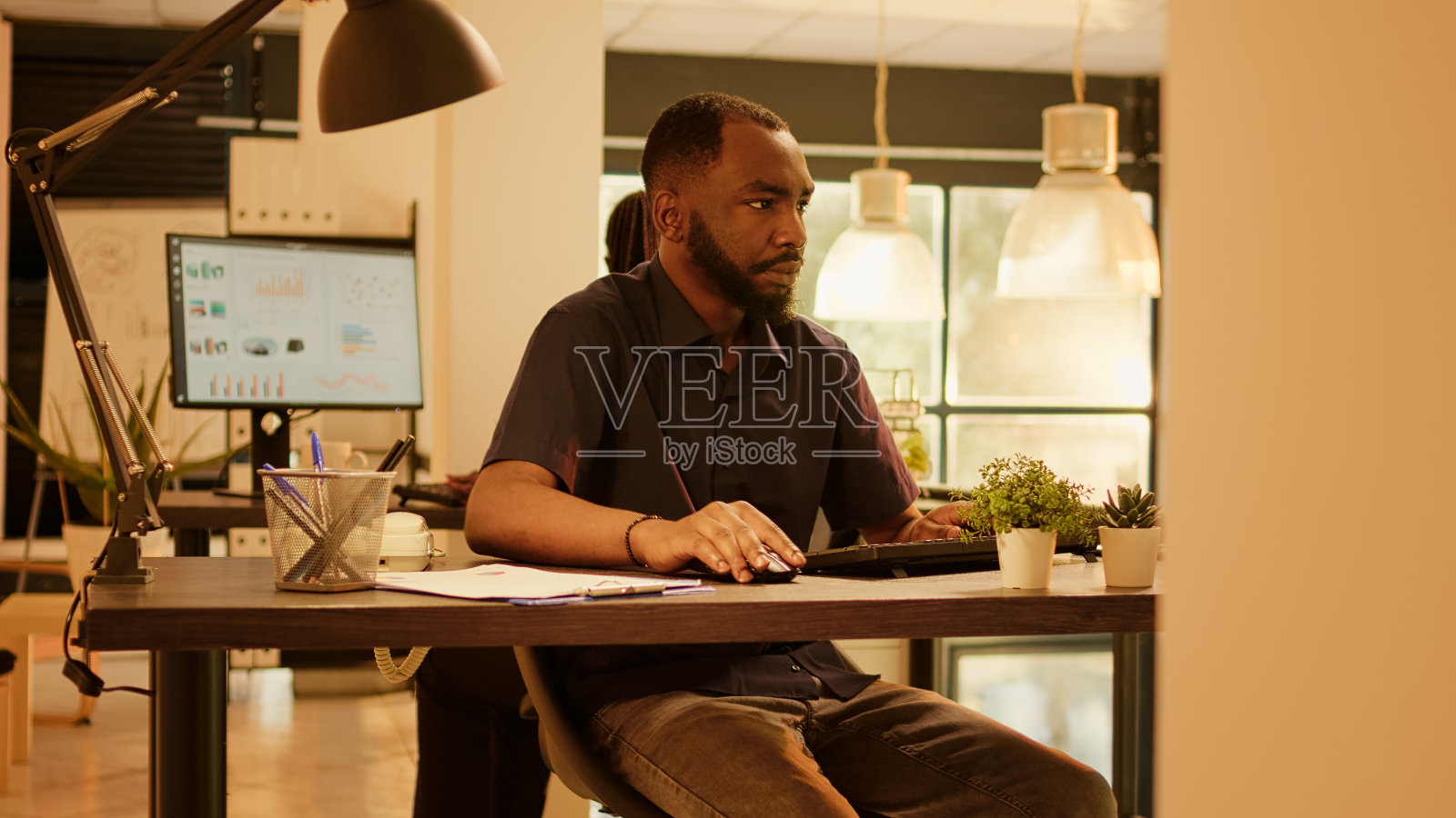 公司员工在工作中做演示报告照片摄影图片