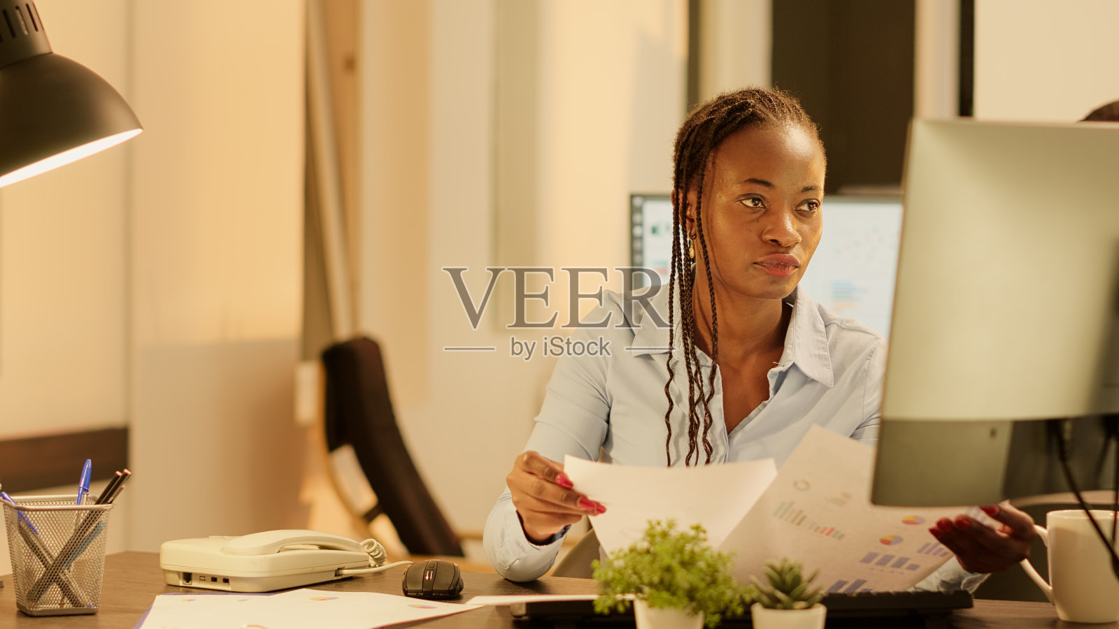 公司员工分析研究资料的文件照片摄影图片