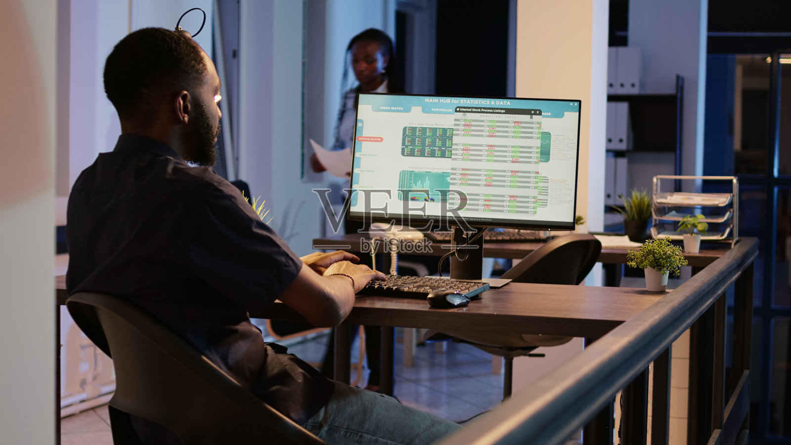 男员工在电脑上分析web 3.0信息照片摄影图片