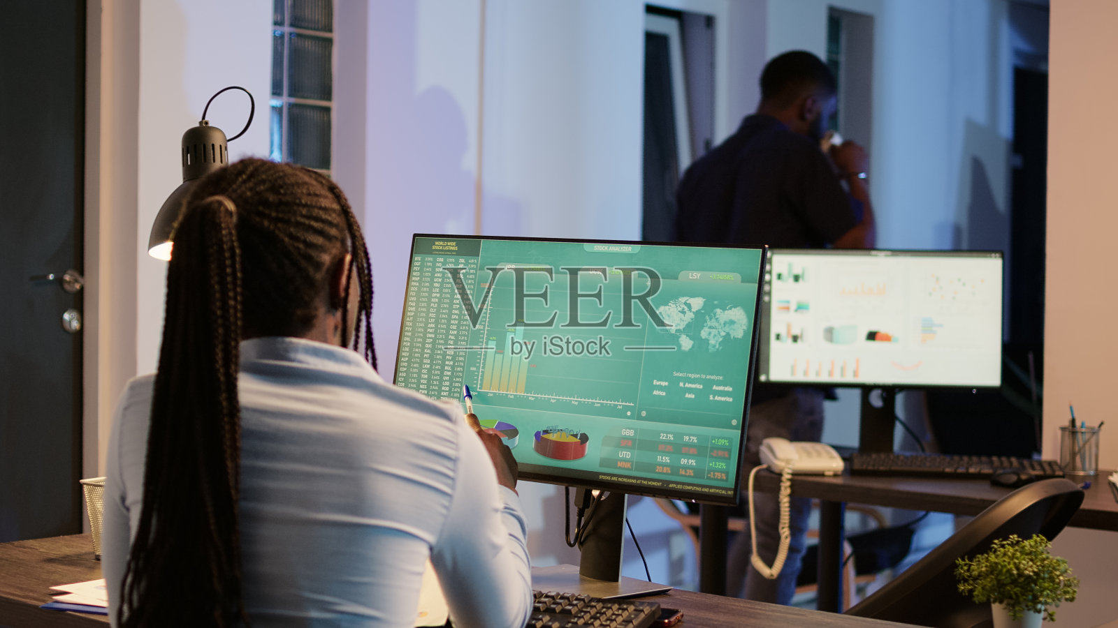 公司员工在电脑上分析业务报表图表照片摄影图片