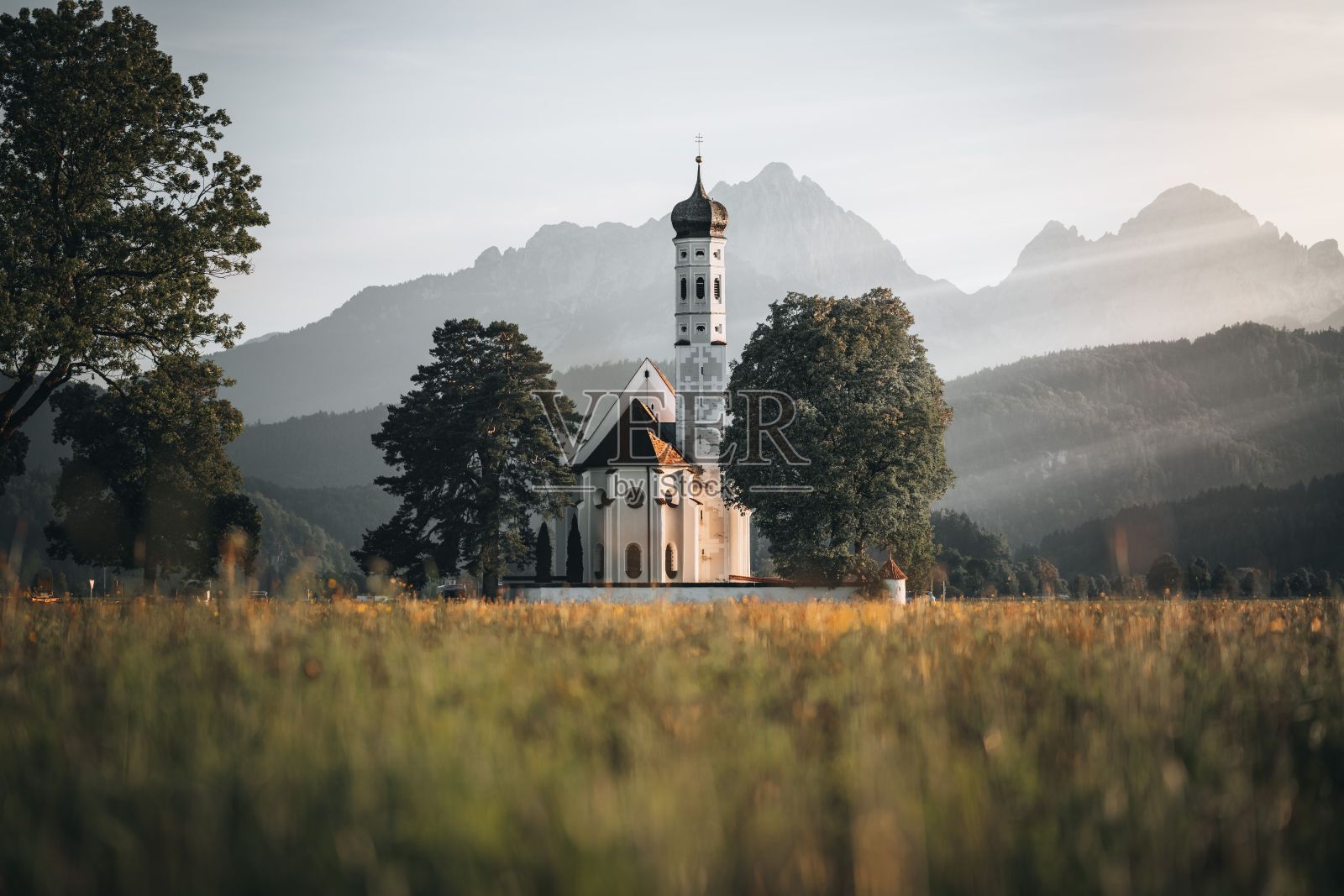 巴伐利亚山脉背景下的教堂建筑立面照片摄影图片