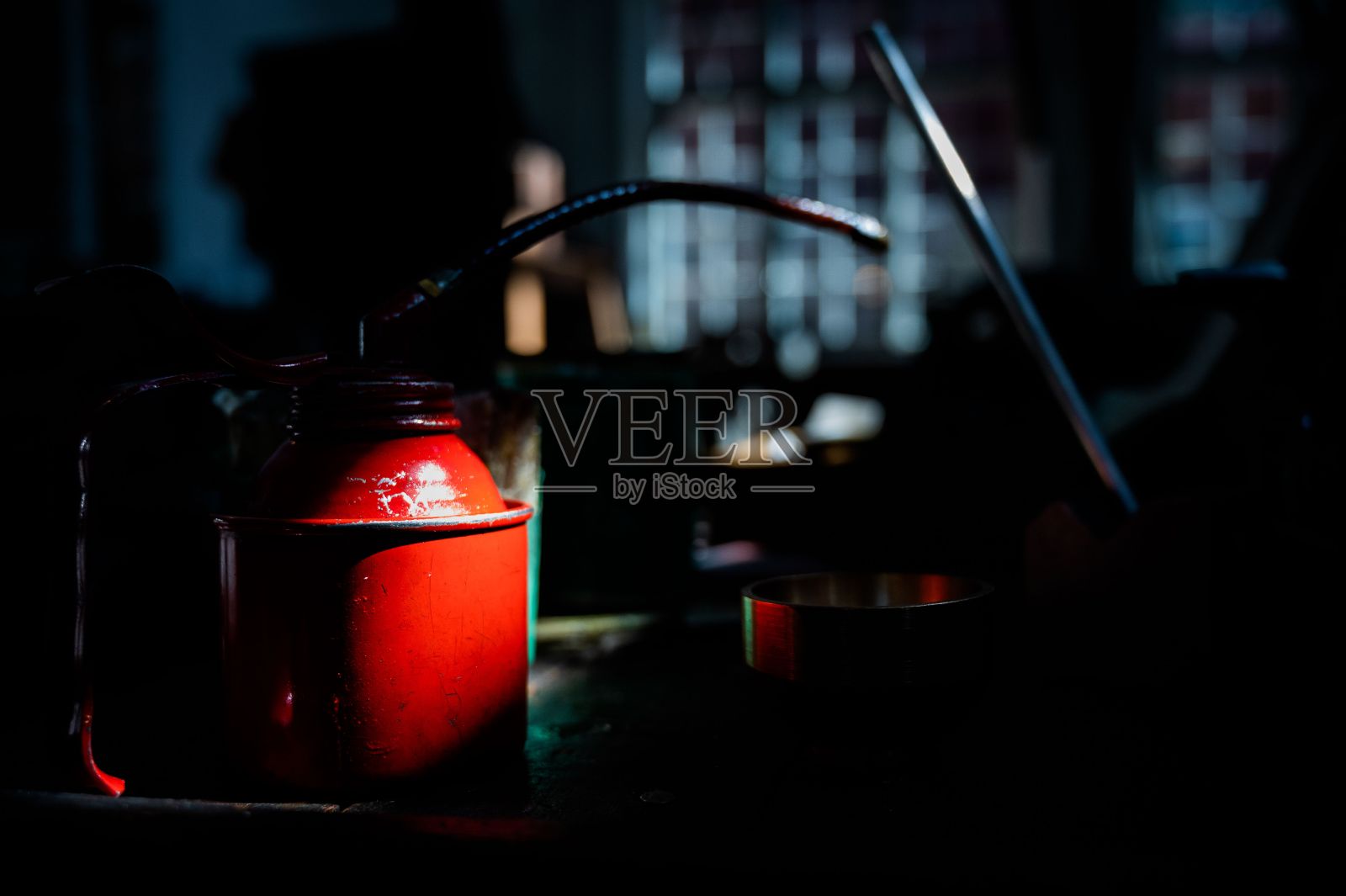 黑暗中一个红色油罐的特写镜头照片摄影图片