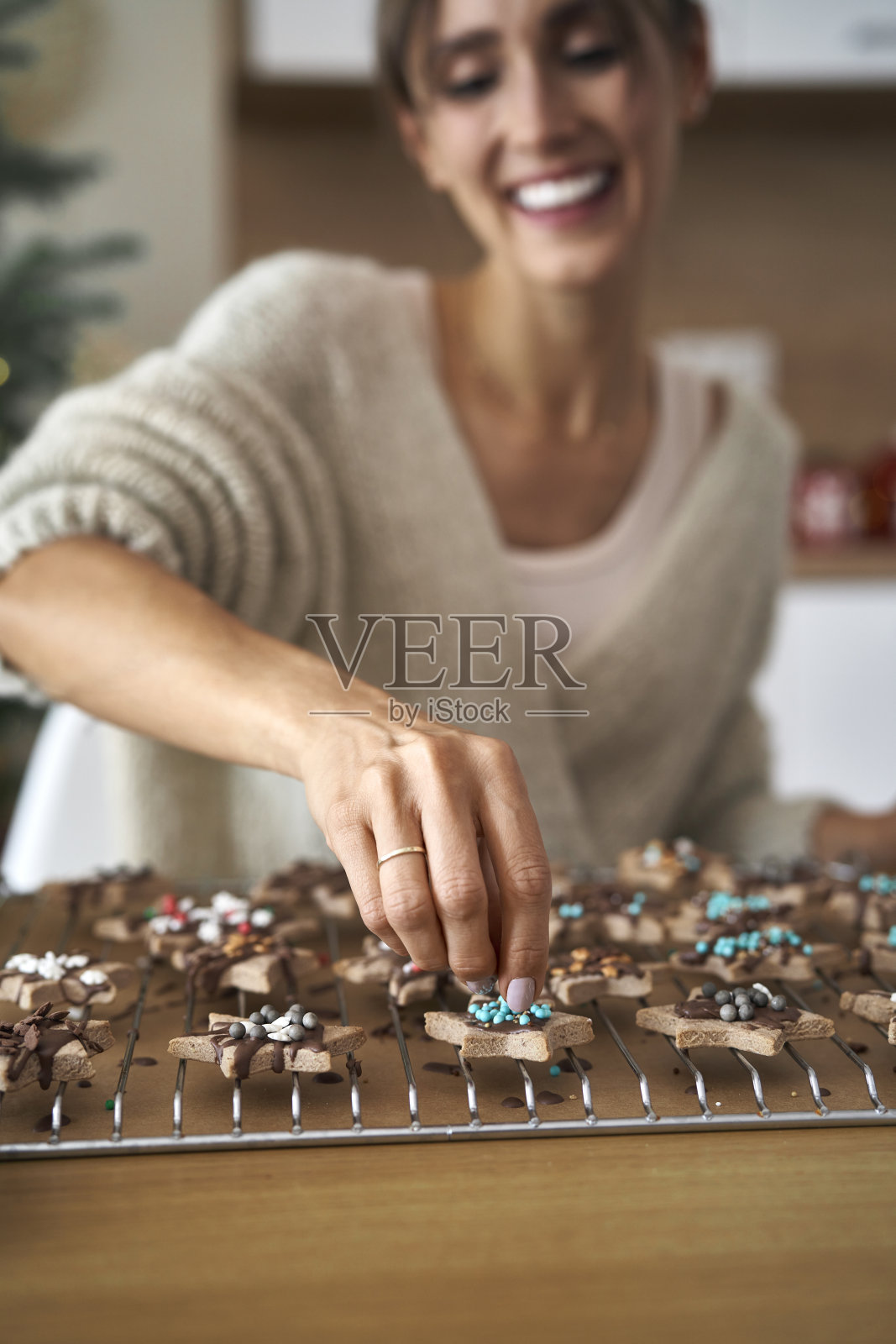 特写的白人妇女装饰甜饼干在家里在圣诞节照片摄影图片