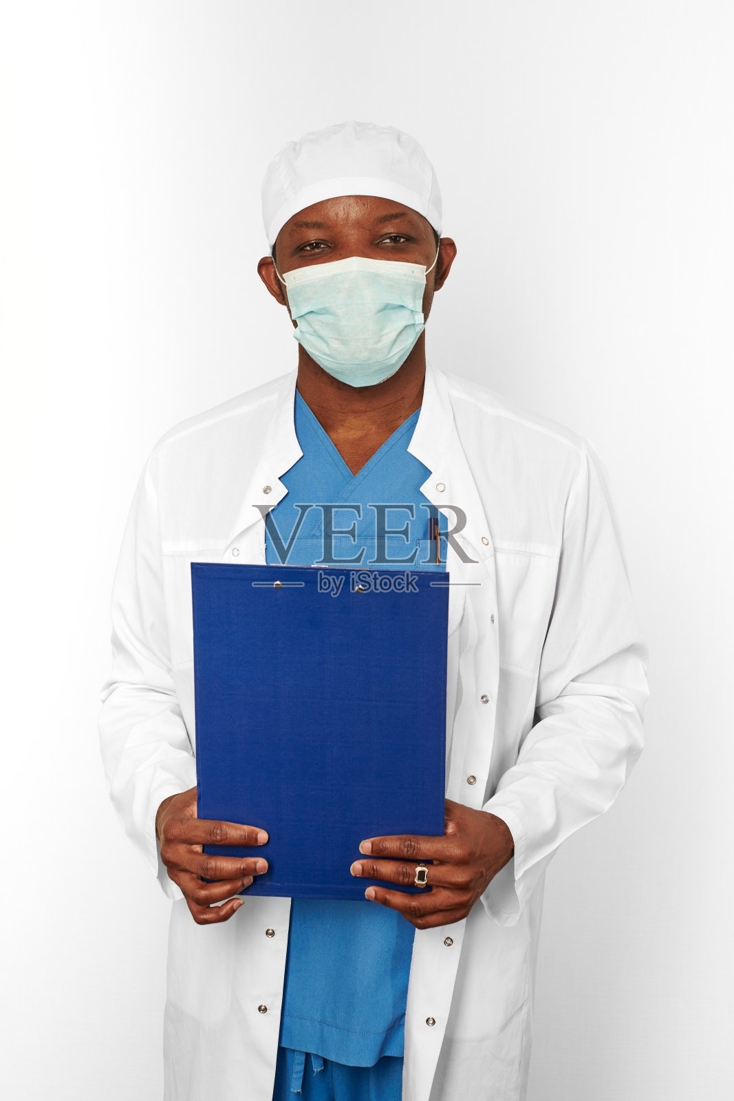 戴白大褂帽和外科医生面具的黑人医生拿着诊断病历照片摄影图片