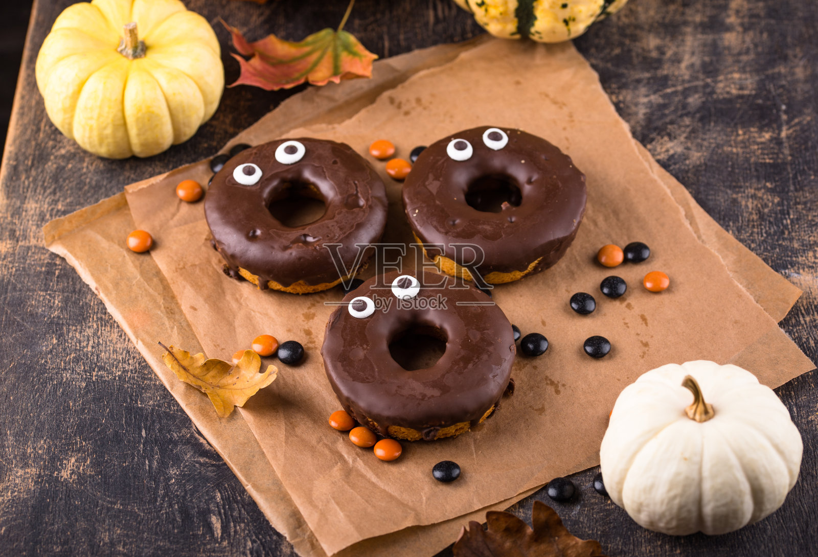 有眼睛的万圣节节日甜甜圈。照片摄影图片