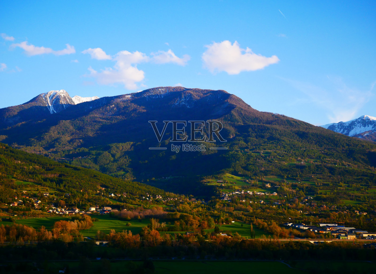 法国阿尔卑斯冰雪覆盖的山脉，埃克林公园照片摄影图片