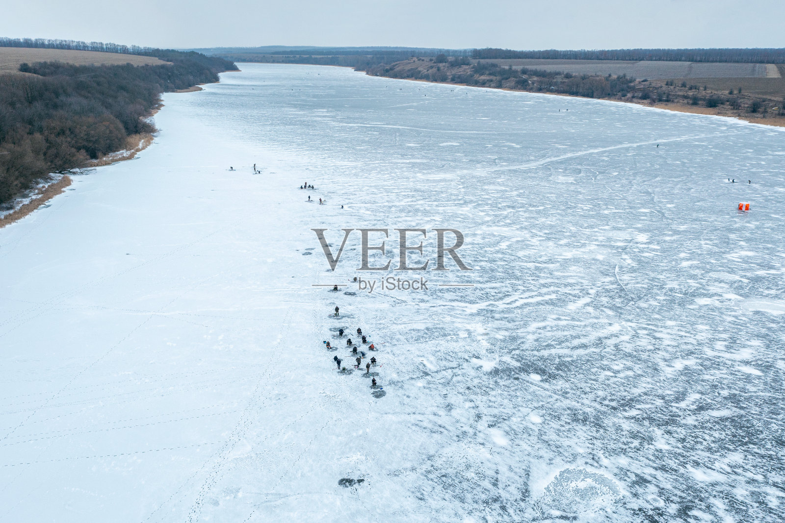 航拍冰上的许多渔民，冬天捕鱼，薄冰上捕鱼的危险，冬天照片摄影图片