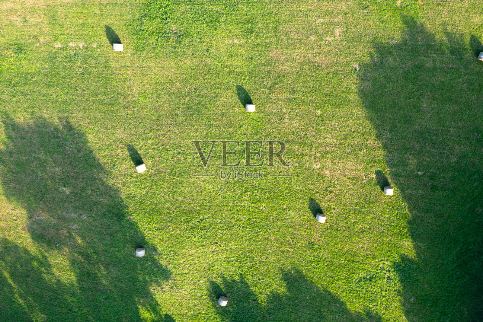 收获后的干草捆，俯视图照片摄影图片